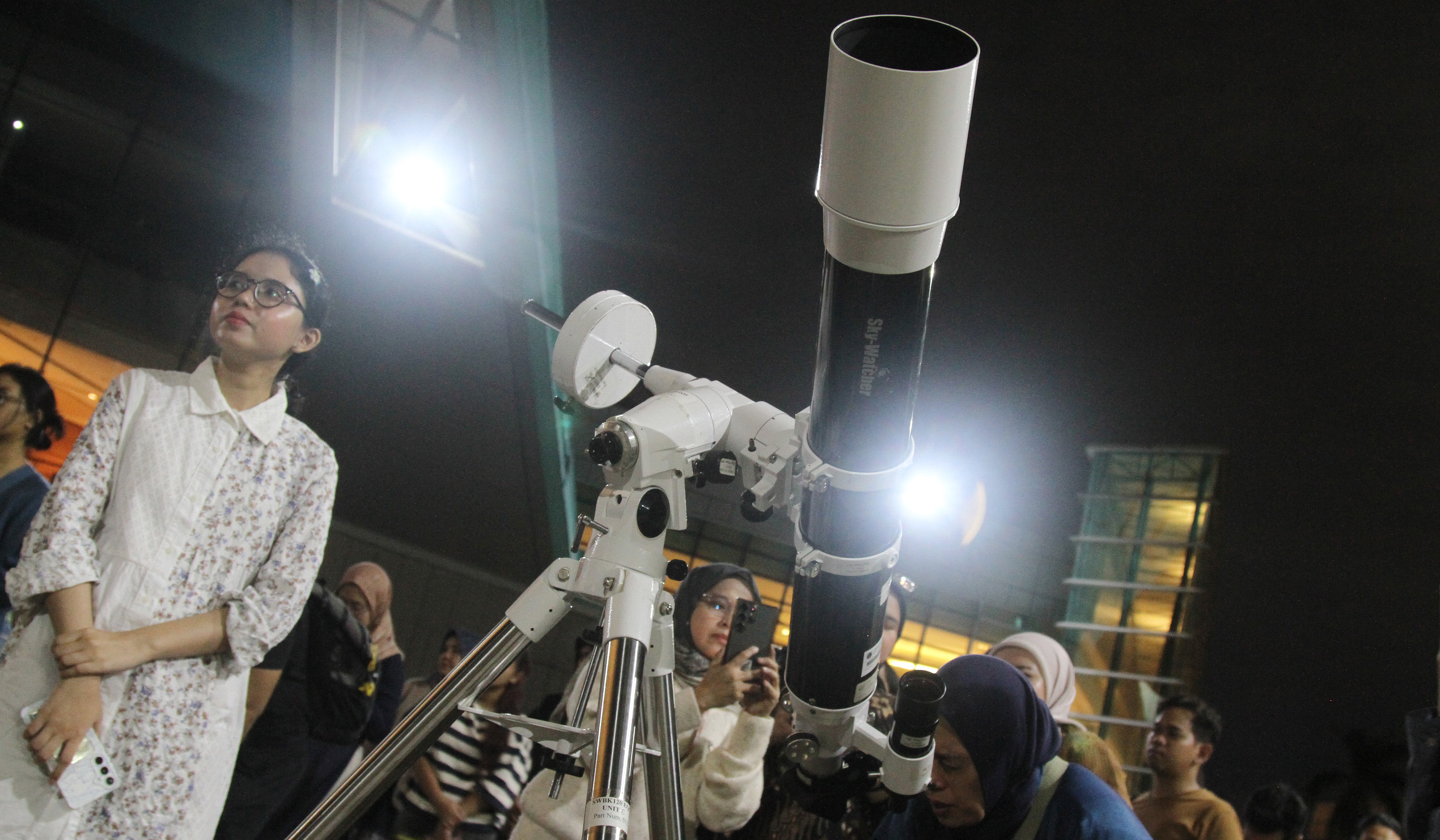 Warga menyaksikan fenomena Supermoon. (Agus Priatna/SinPo.id)