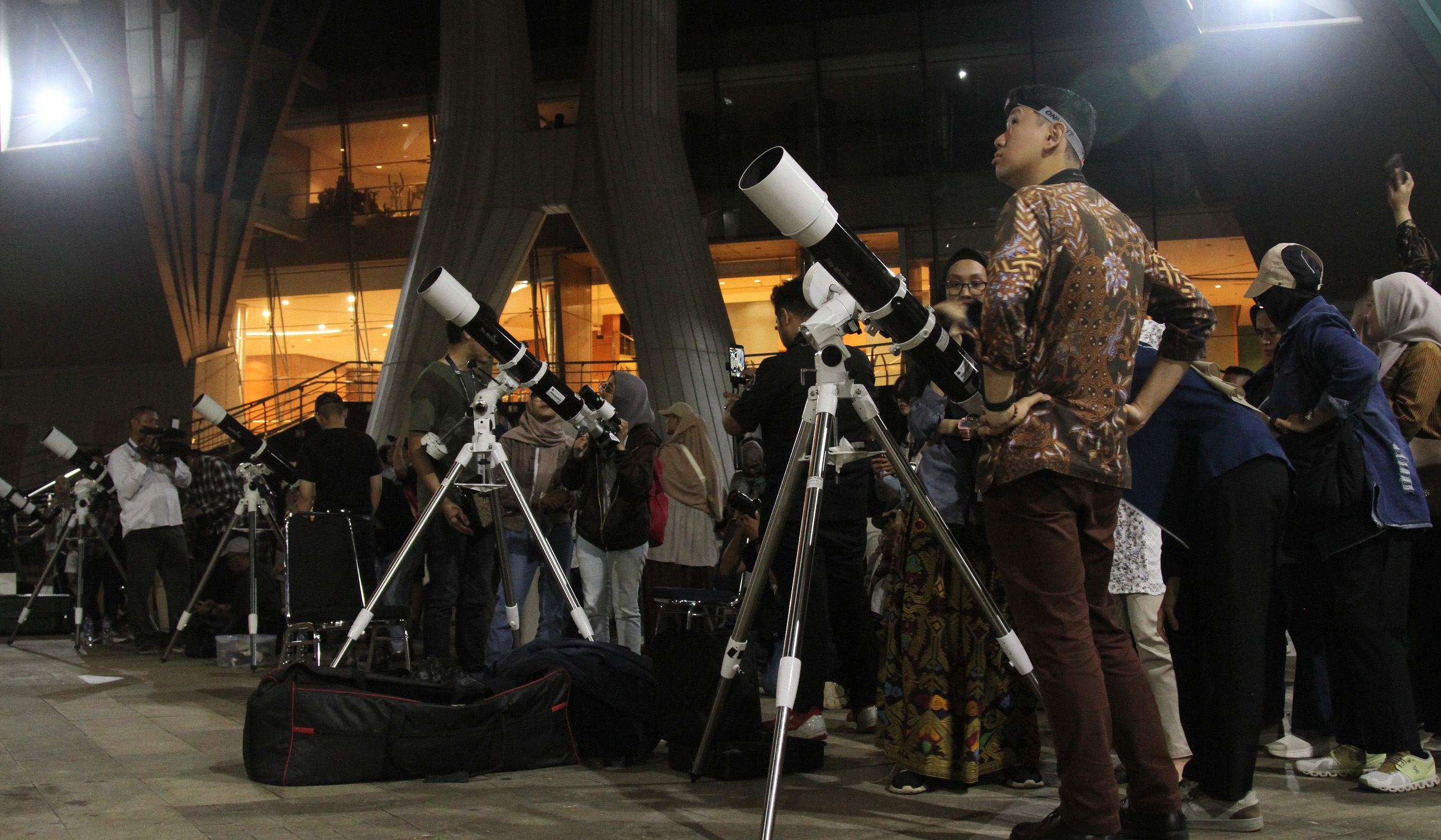 Warga menyaksikan fenomena Supermoon. (Agus Priatna/SinPo.id)