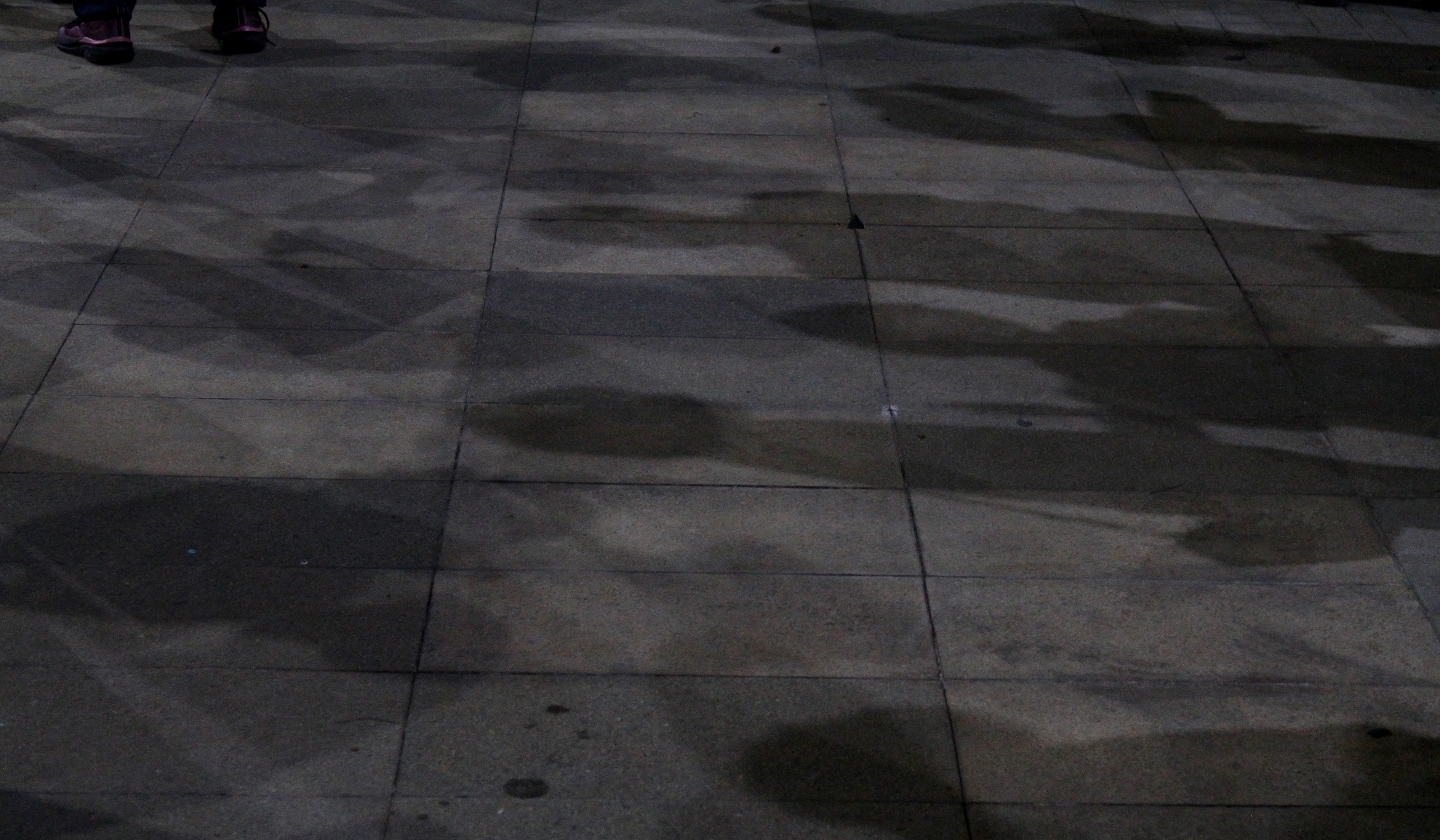 Warga menyaksikan fenomena Supermoon. (Agus Priatna/SinPo.id)