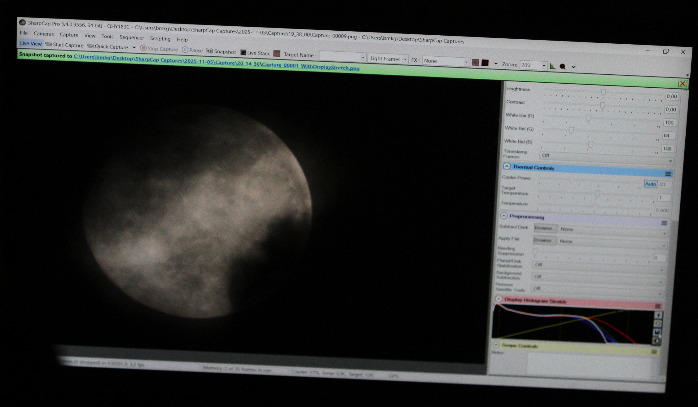 Warga menyaksikan fenomena Supermoon. (Agus Priatna/SinPo.id)