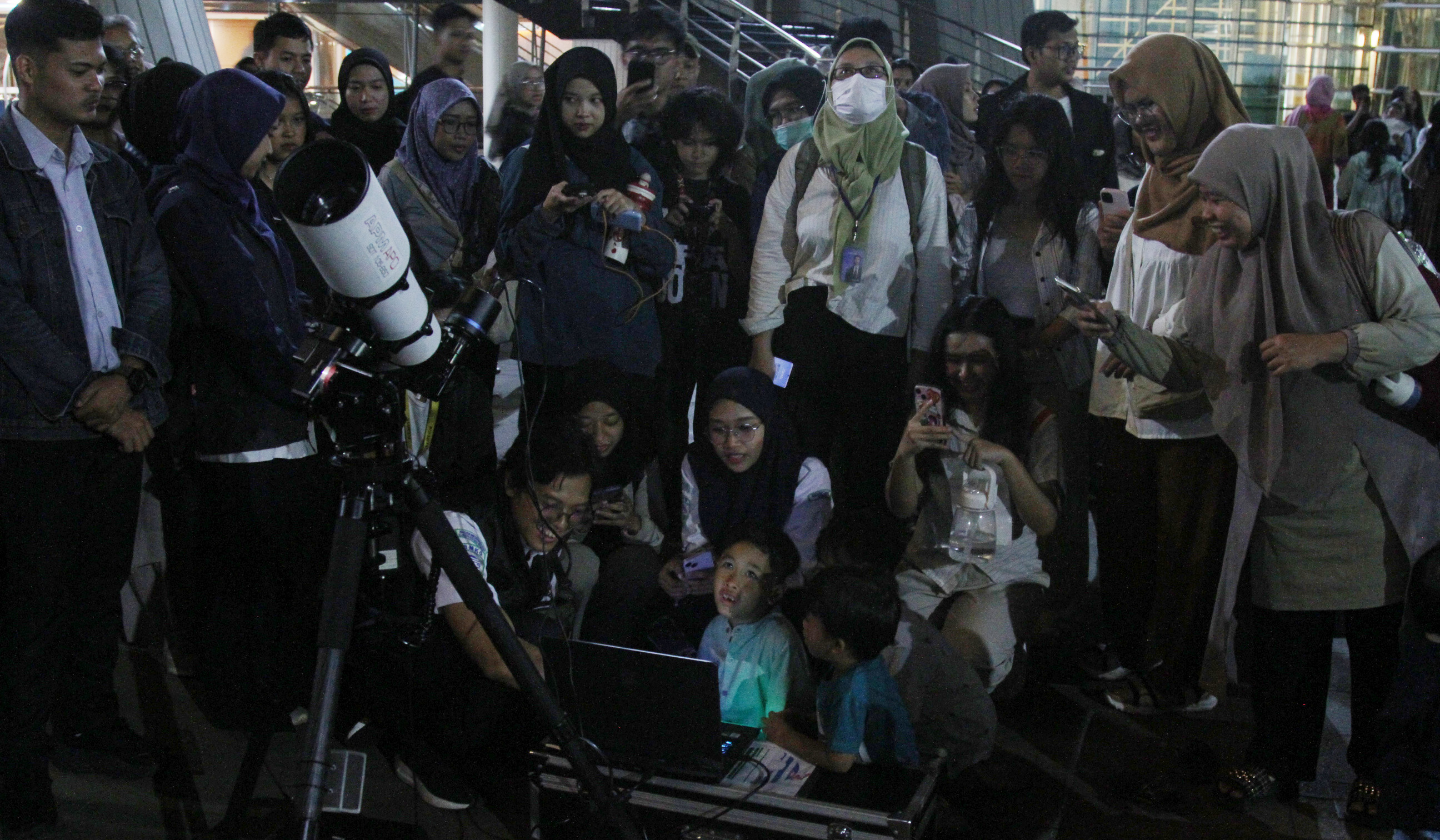 Warga menyaksikan fenomena Supermoon. (Agus Priatna/SinPo.id)