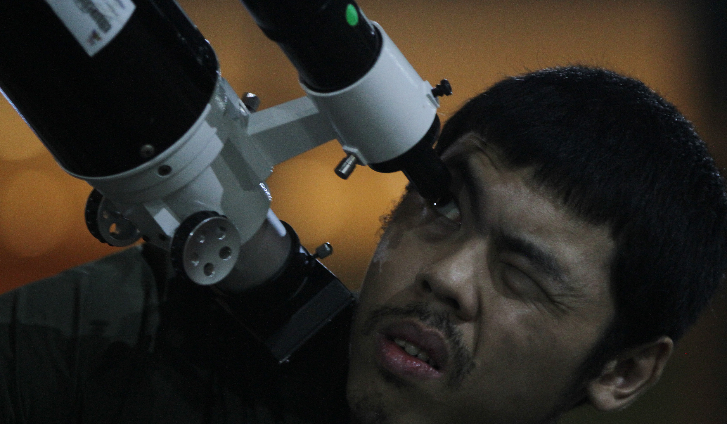 Warga menyaksikan fenomena Supermoon. (Agus Priatna/SinPo.id)