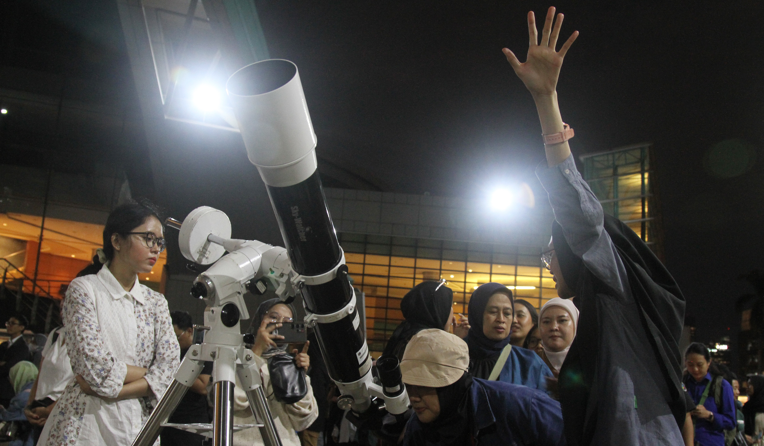 Warga menyaksikan fenomena Supermoon. (Agus Priatna/SinPo.id)