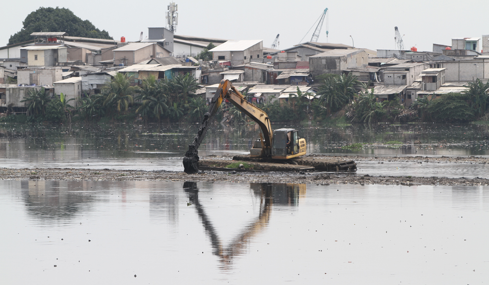 Pengerukan lumpur Waduk Pluit. (Agus Priatna/SinPo.id)
