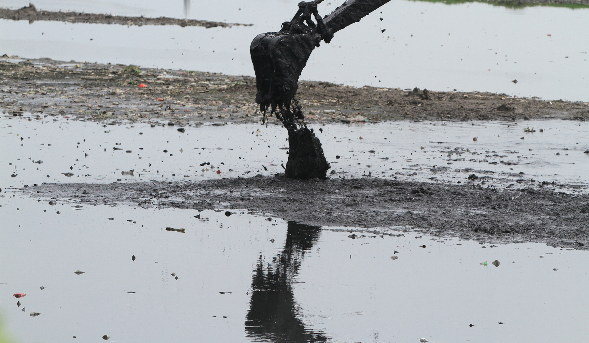 Pengerukan lumpur Waduk Pluit. (Agus Priatna/SinPo.id)