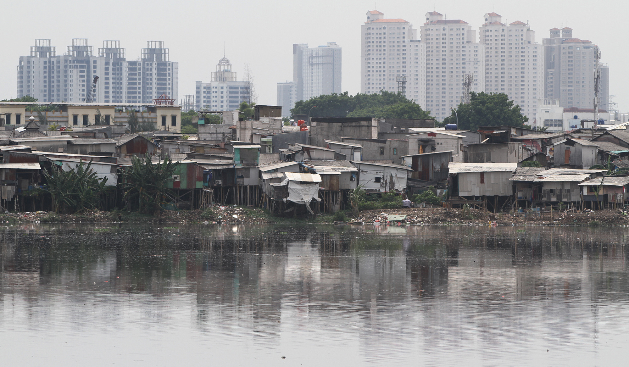 Pengerukan lumpur Waduk Pluit. (Agus Priatna/SinPo.id)
