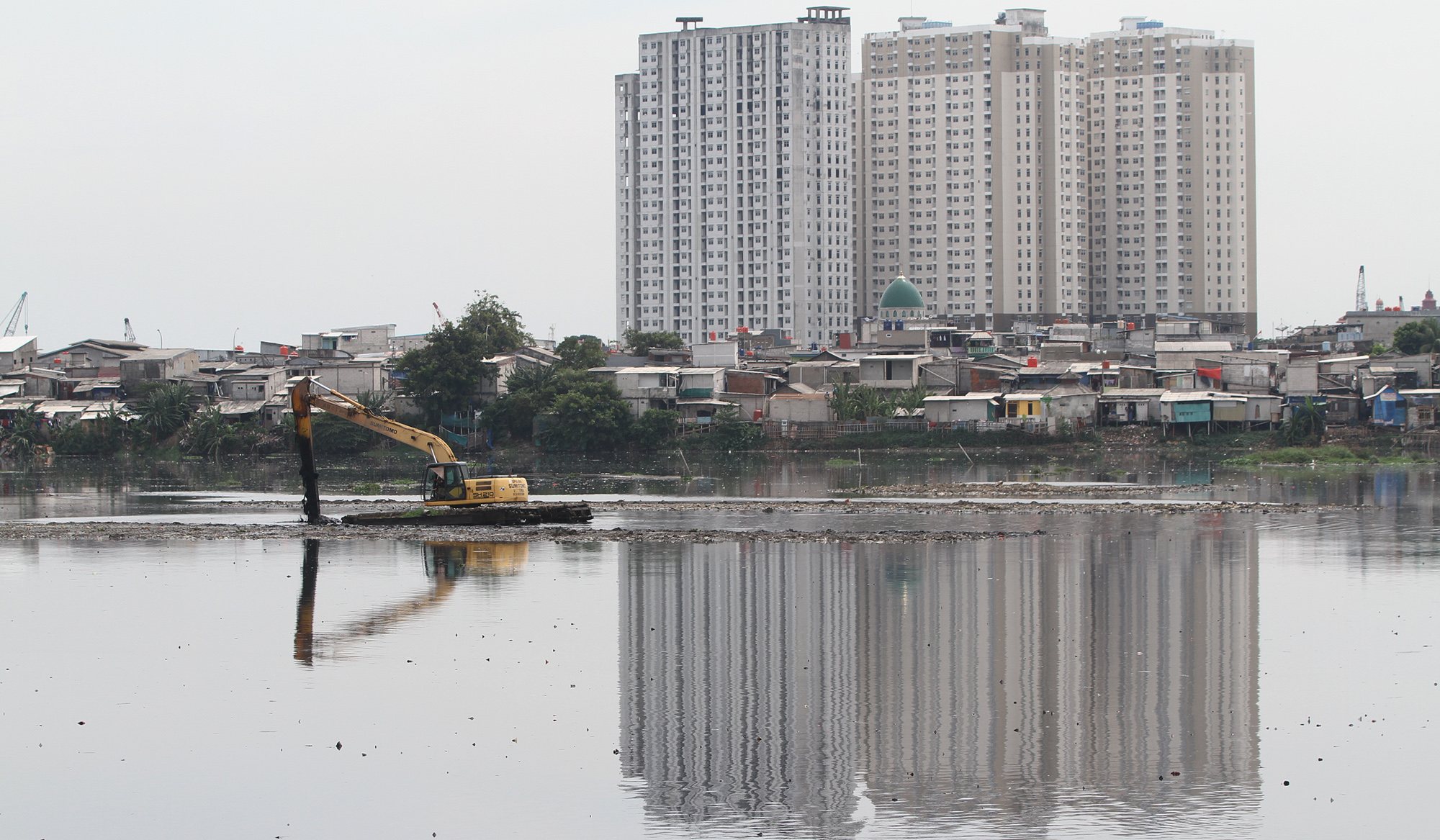 Pengerukan lumpur Waduk Pluit. (Agus Priatna/SinPo.id)