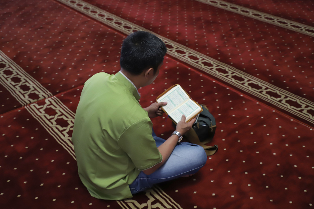 Umat muslim sedang melakukan tadarus Al-Qur'an di Masjid Istiqlal (Ashar/SinPo.id)
