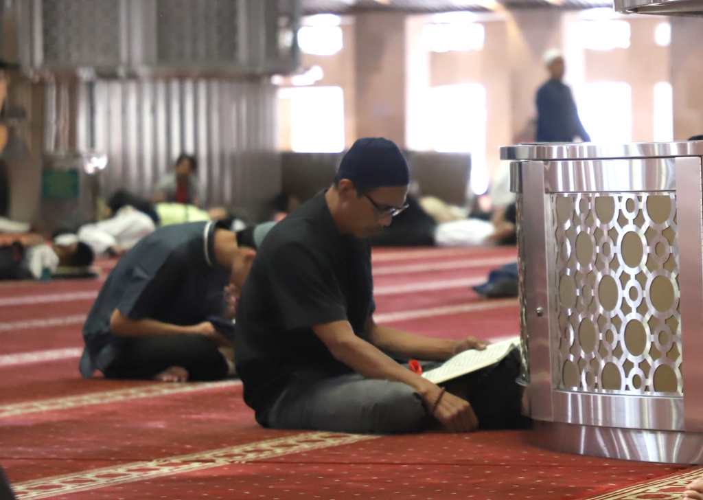 Umat muslim sedang melakukan tadarus Al-Qur'an di Masjid Istiqlal (Ashar/SinPo.id)