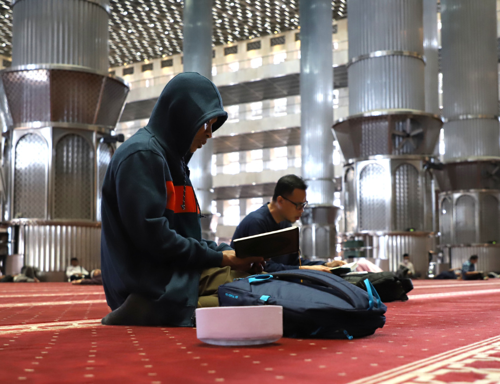 Umat muslim sedang melakukan tadarus Al-Qur'an di Masjid Istiqlal (Ashar/SinPo.id)