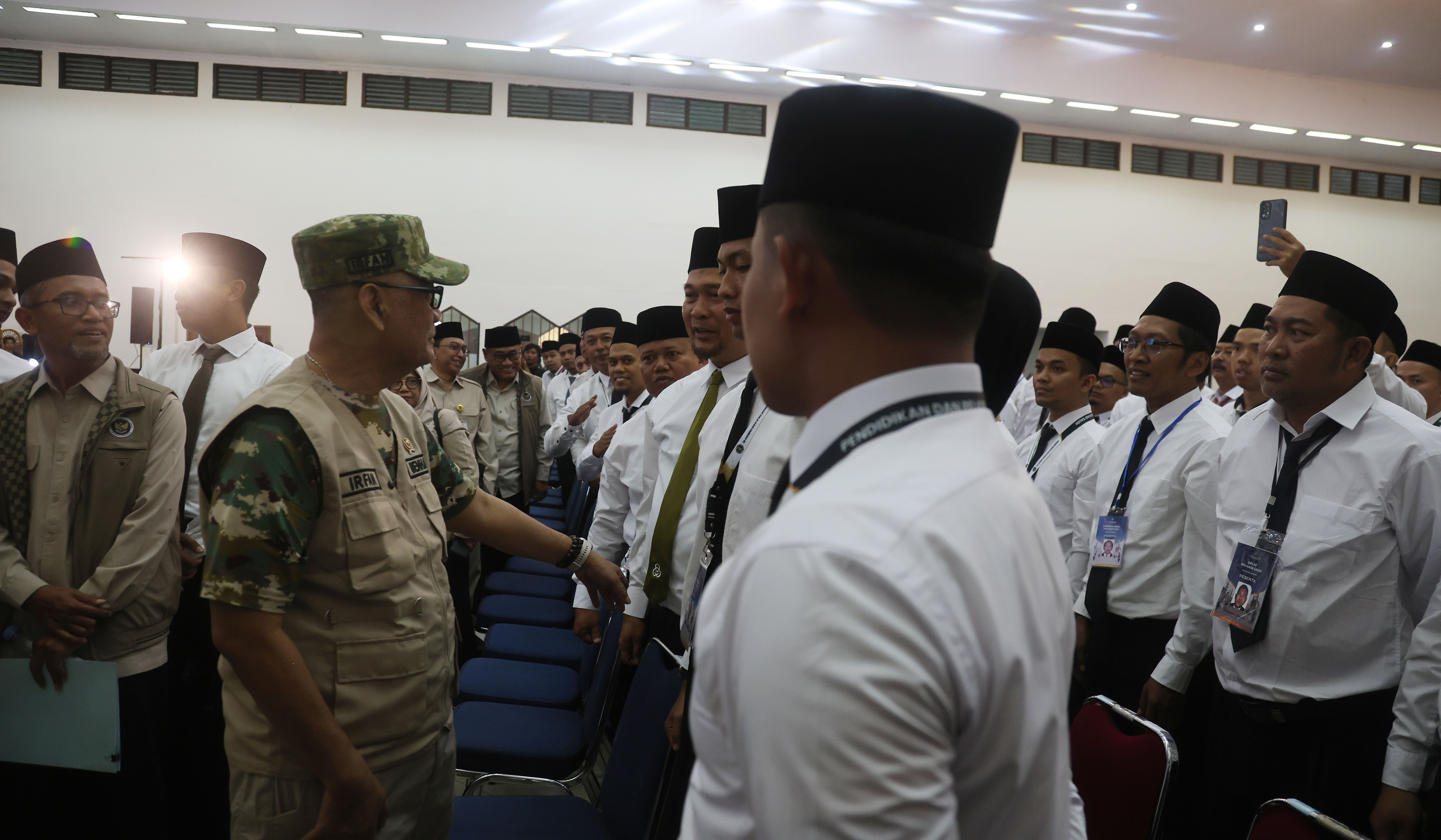 Menhaj Gus Irfan, beri pembekalan petugas PPIH. (Agus Priatna/SinPo.id)