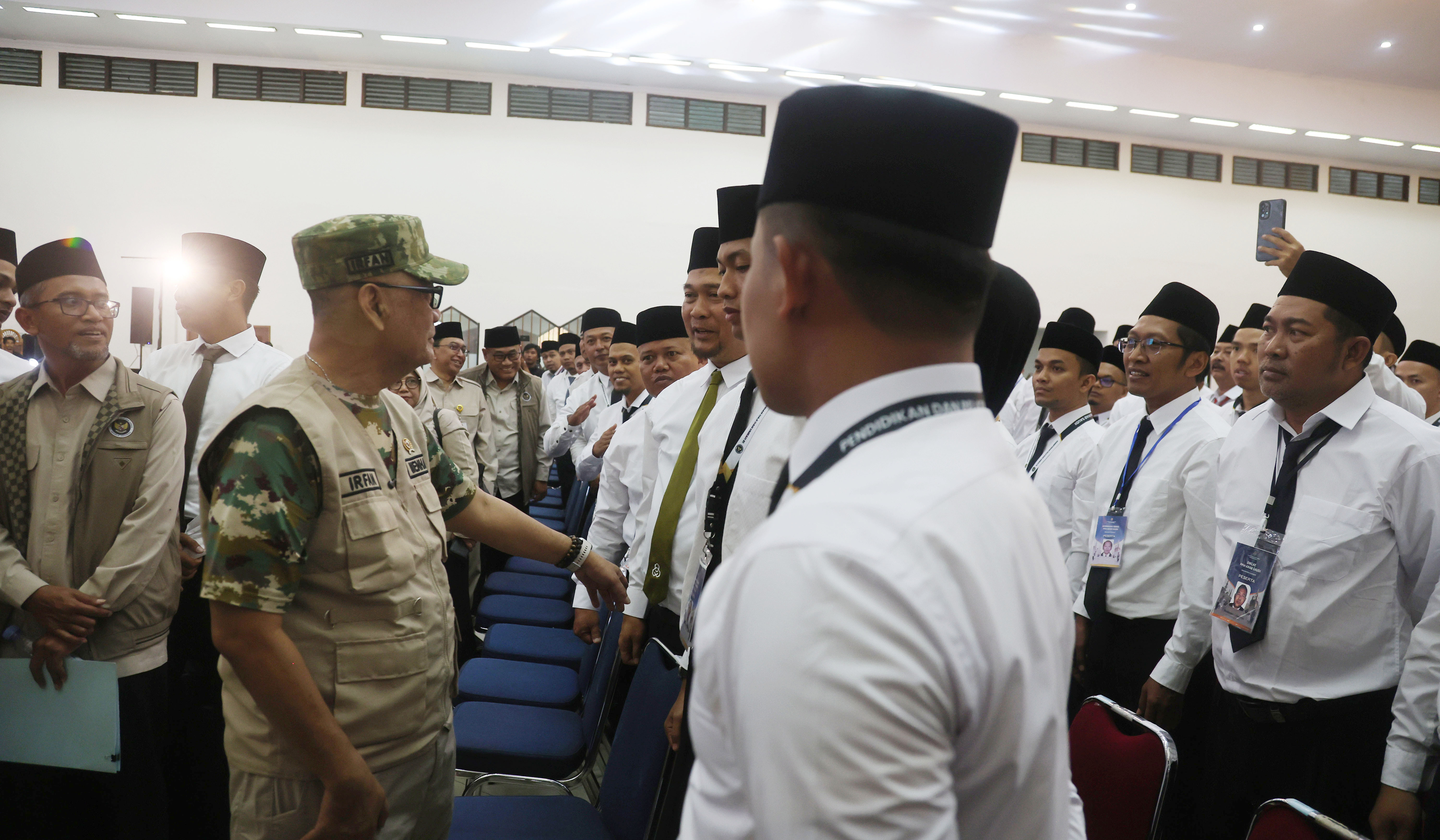 Menhaj Gus Irfan, beri pembekalan petugas PPIH. (Agus Priatna/SinPo.id)