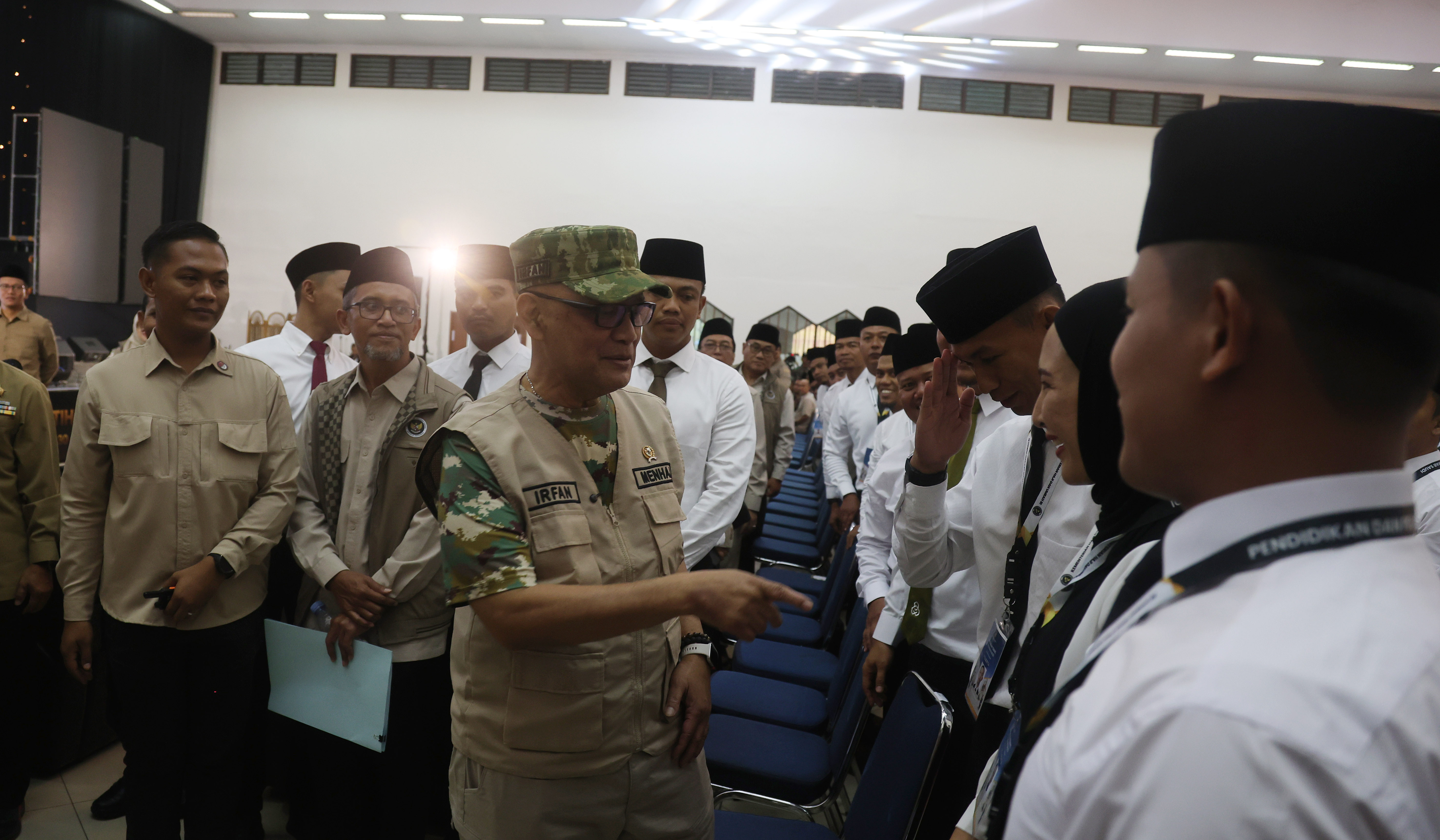 Menhaj Gus Irfan, beri pembekalan petugas PPIH. (Agus Priatna/SinPo.id)