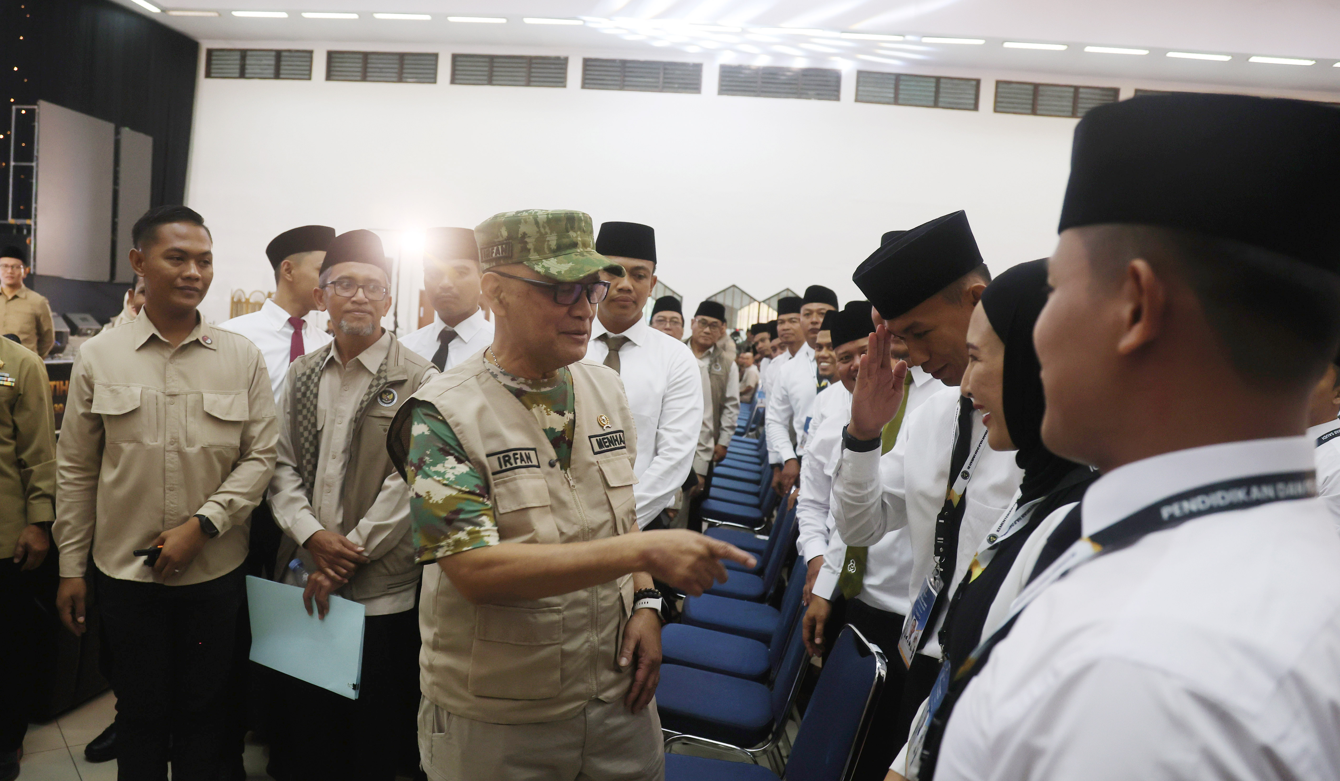 Menhaj Gus Irfan, beri pembekalan petugas PPIH. (Agus Priatna/SinPo.id)