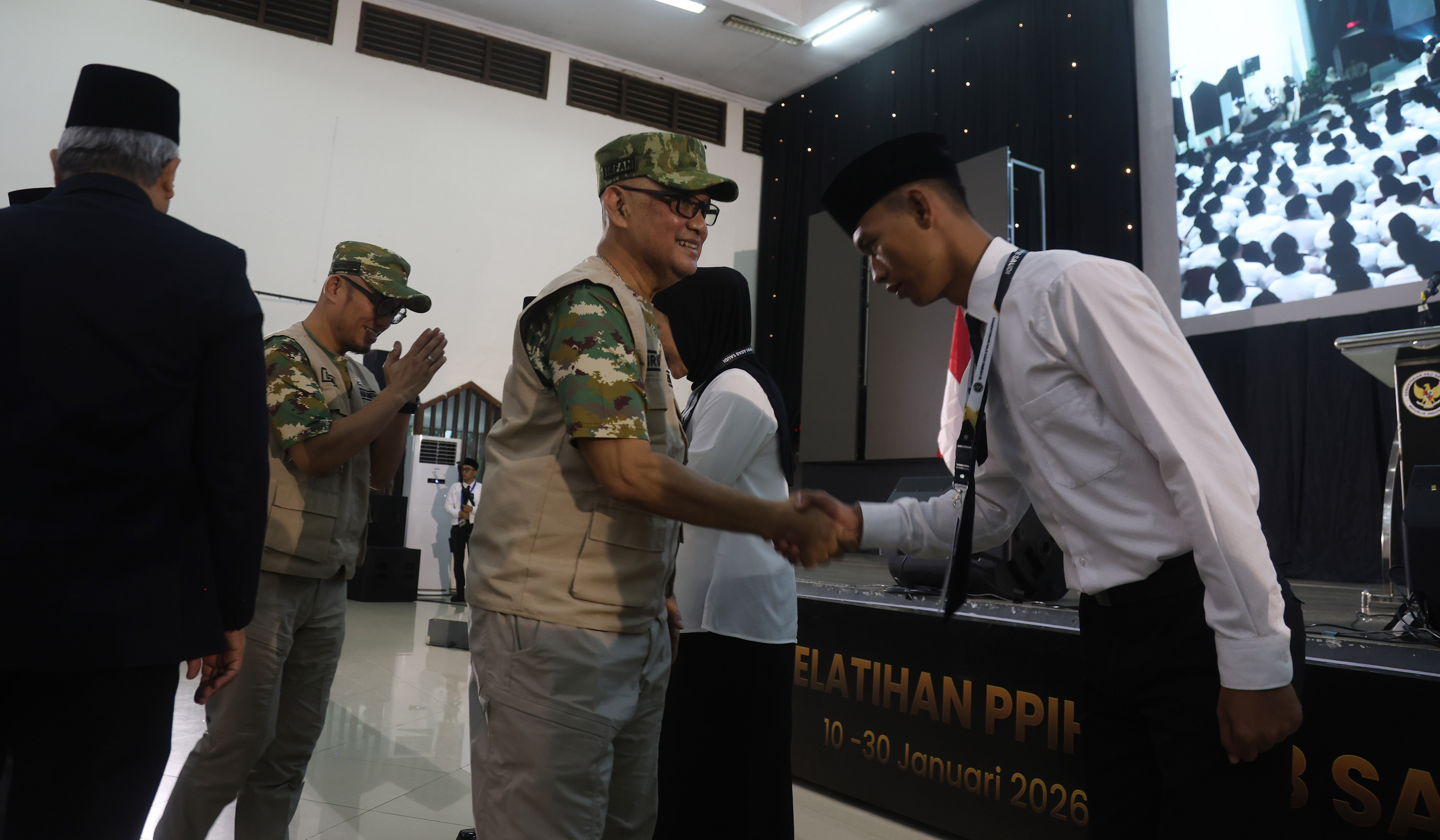 Menhaj Gus Irfan, beri pembekalan petugas PPIH. (Agus Priatna/SinPo.id)