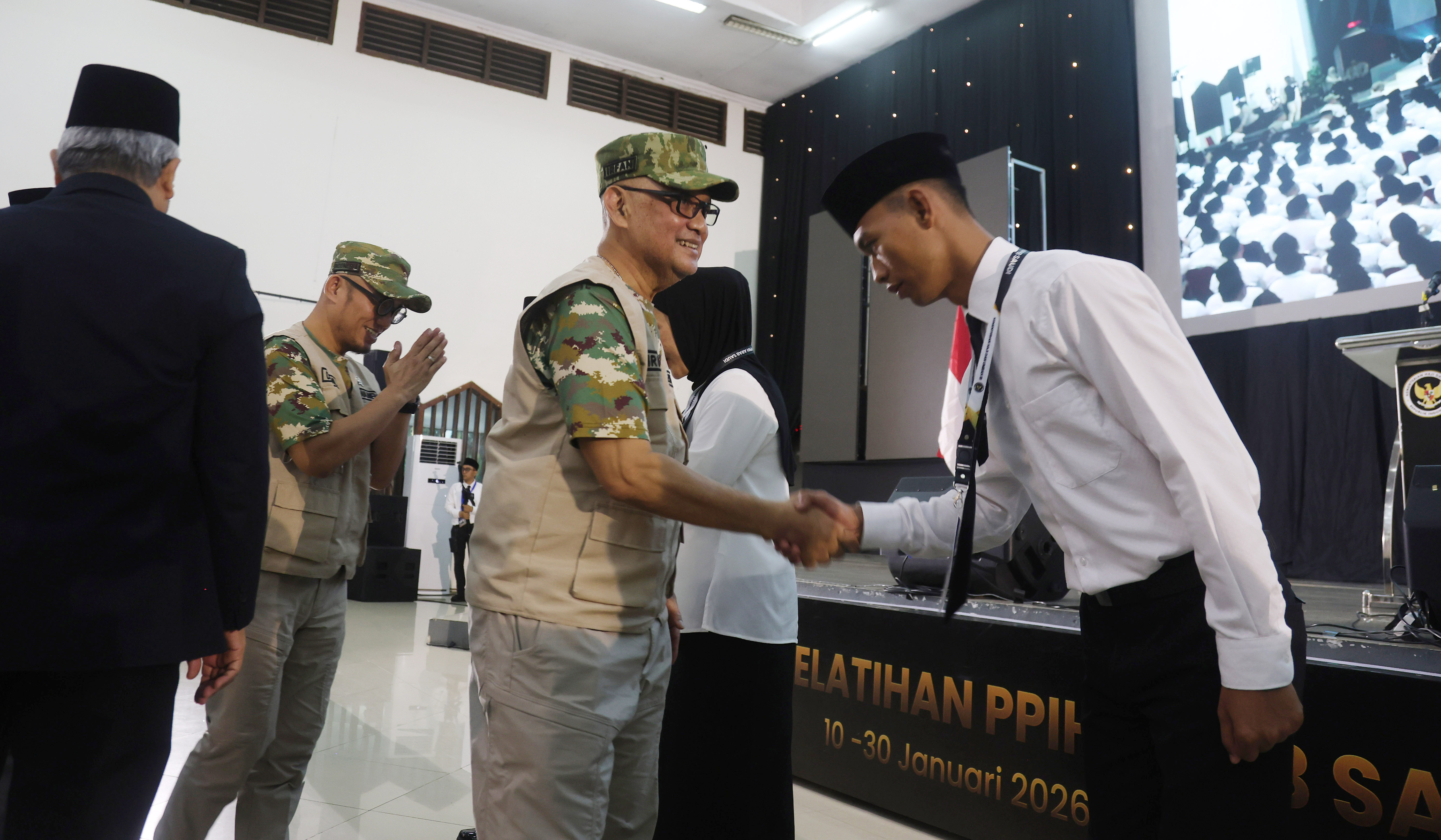 Menhaj Gus Irfan, beri pembekalan petugas PPIH. (Agus Priatna/SinPo.id)