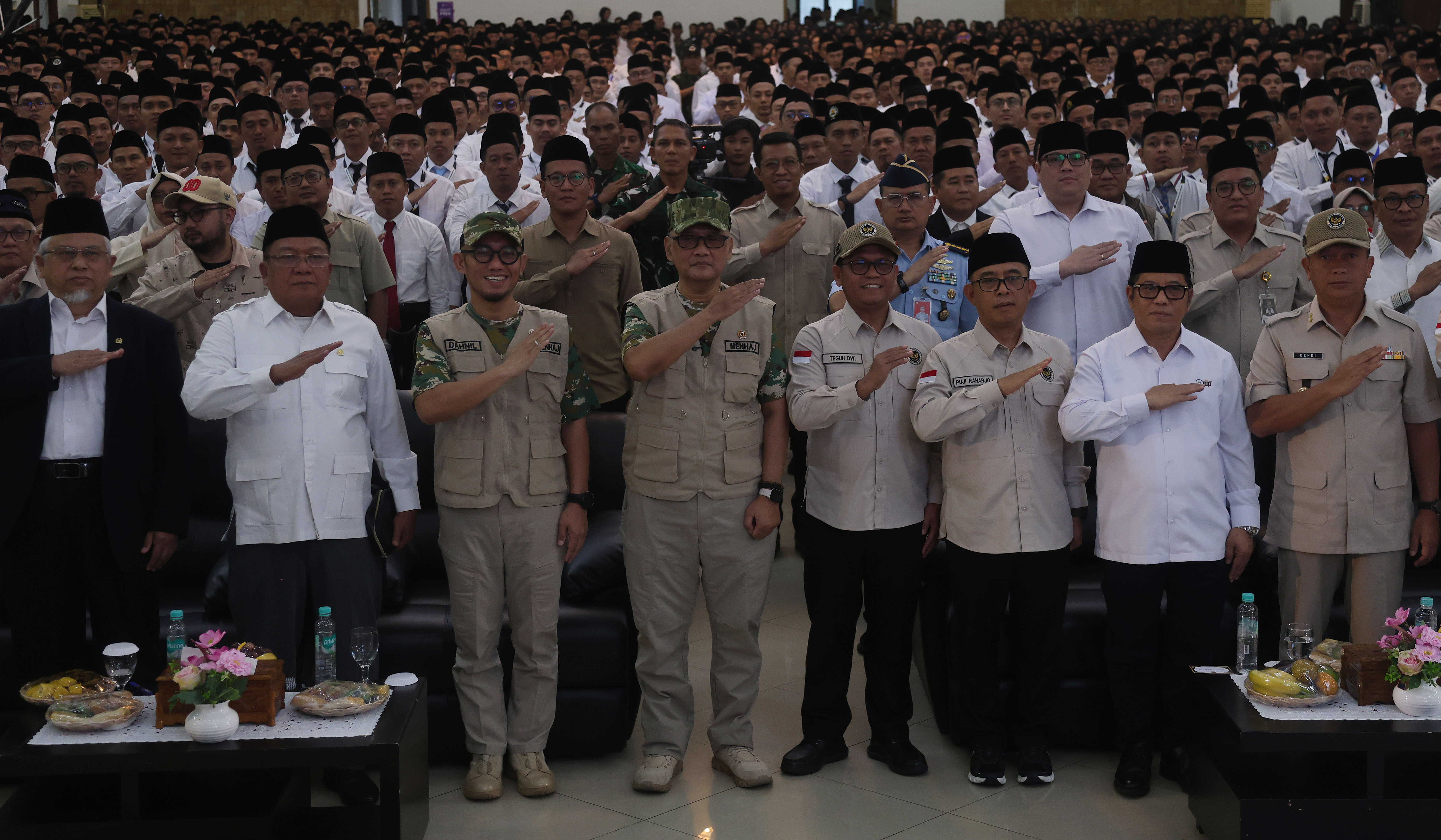 Menhaj Gus Irfan, beri pembekalan petugas PPIH. (Agus Priatna/SinPo.id)