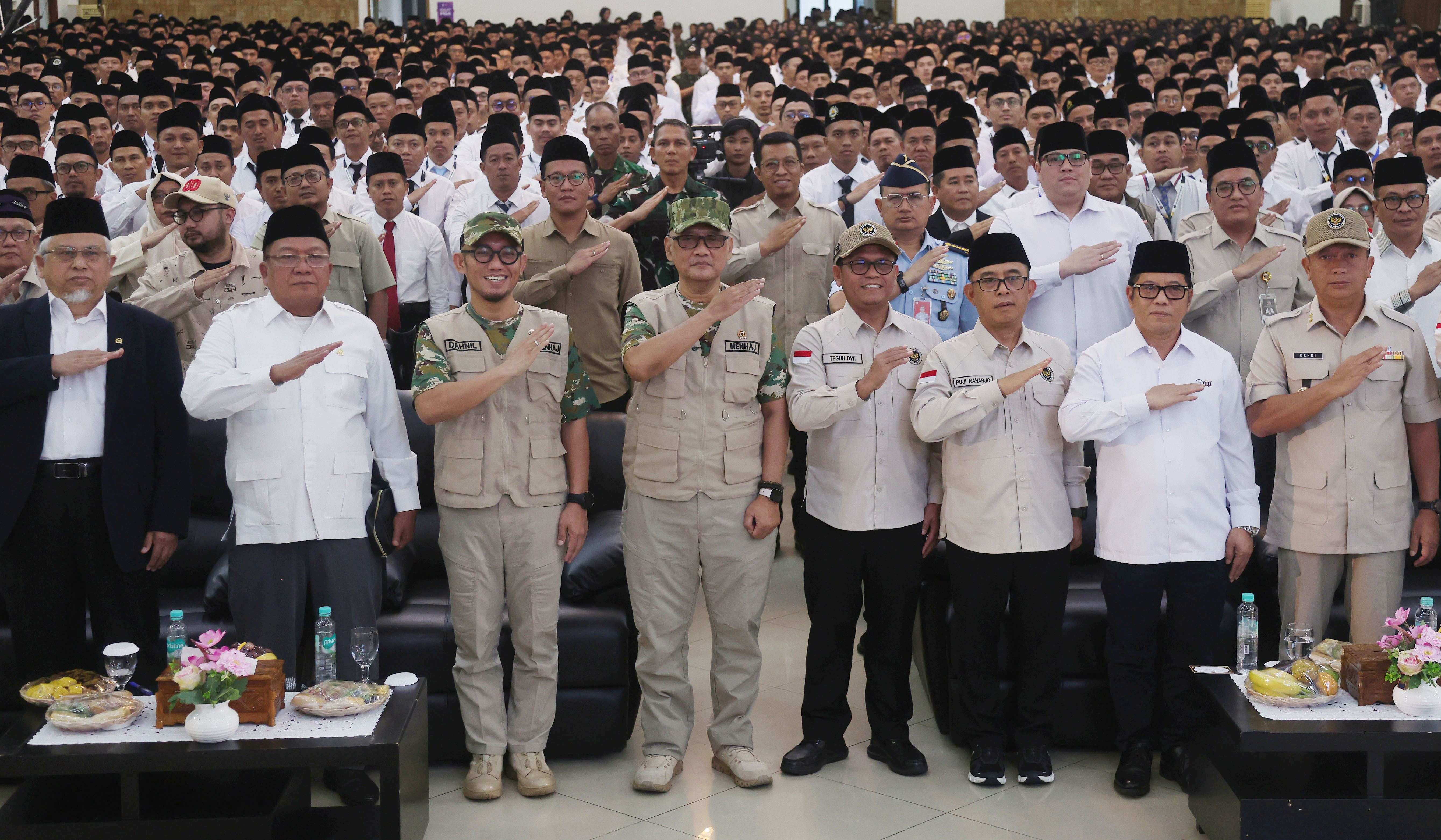 Menhaj Gus Irfan, beri pembekalan petugas PPIH. (Agus Priatna/SinPo.id)