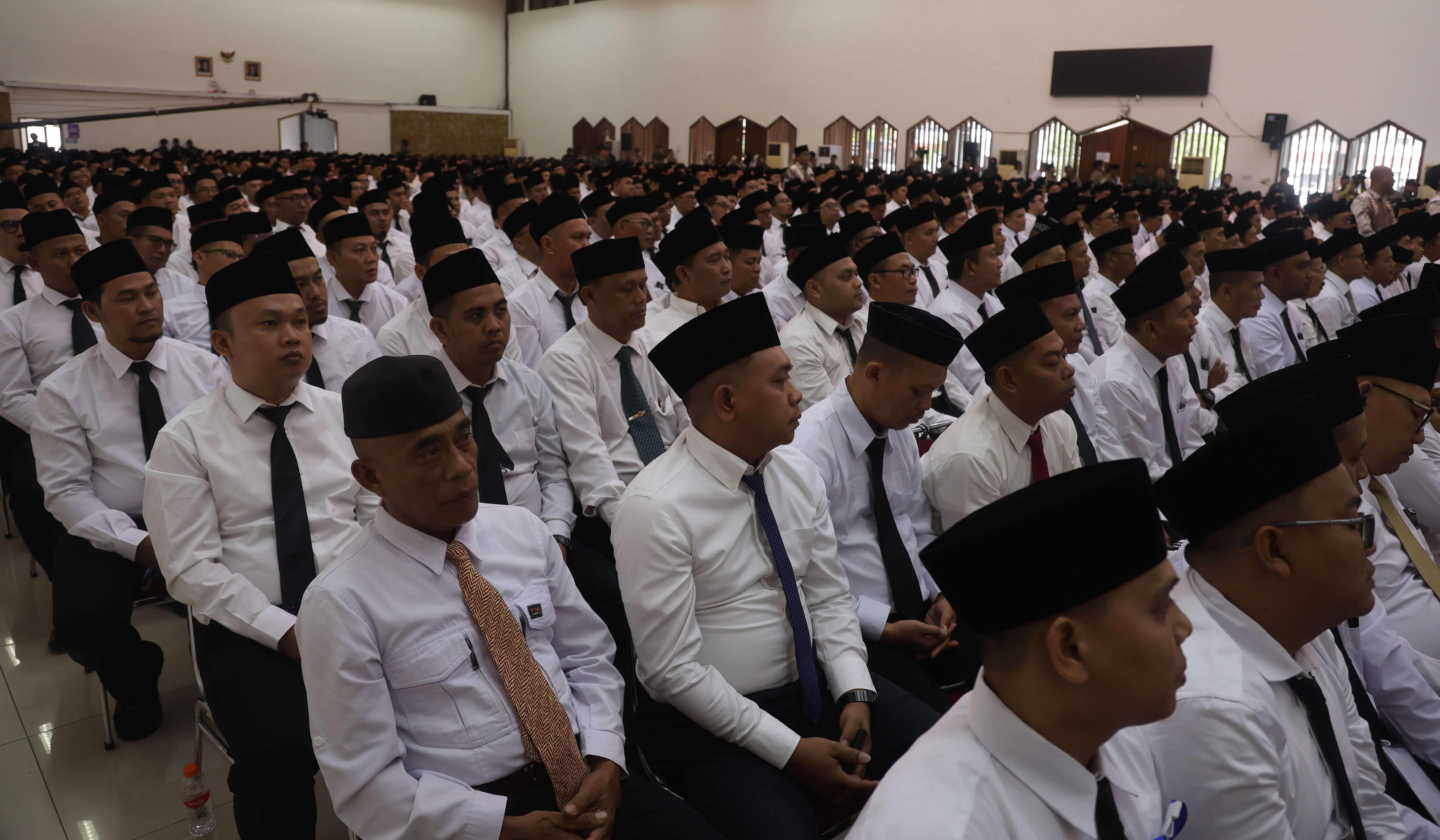 Menhaj Gus Irfan, beri pembekalan petugas PPIH. (Agus Priatna/SinPo.id)