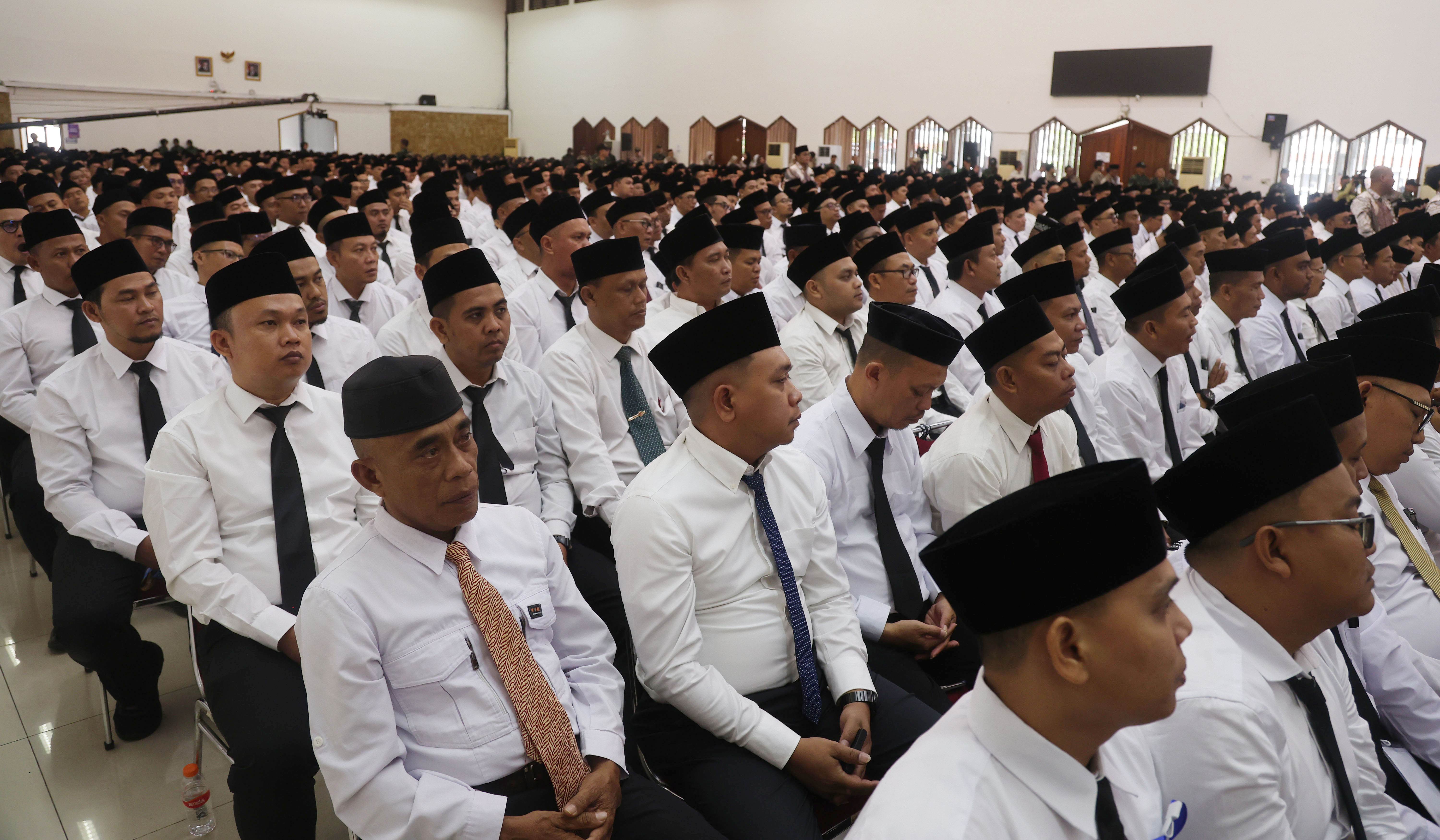 Menhaj Gus Irfan, beri pembekalan petugas PPIH. (Agus Priatna/SinPo.id)