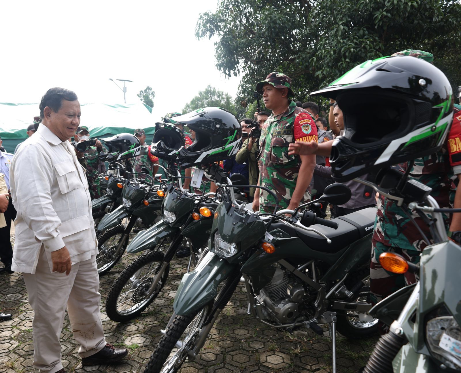 Menhan Pak Bowo menyerahkan 20 unit sepeda motor kepada Kodim 0608 Cianjur untuk membantu masyarakat yang terdampak gempa (Ashar/SinPo.id)