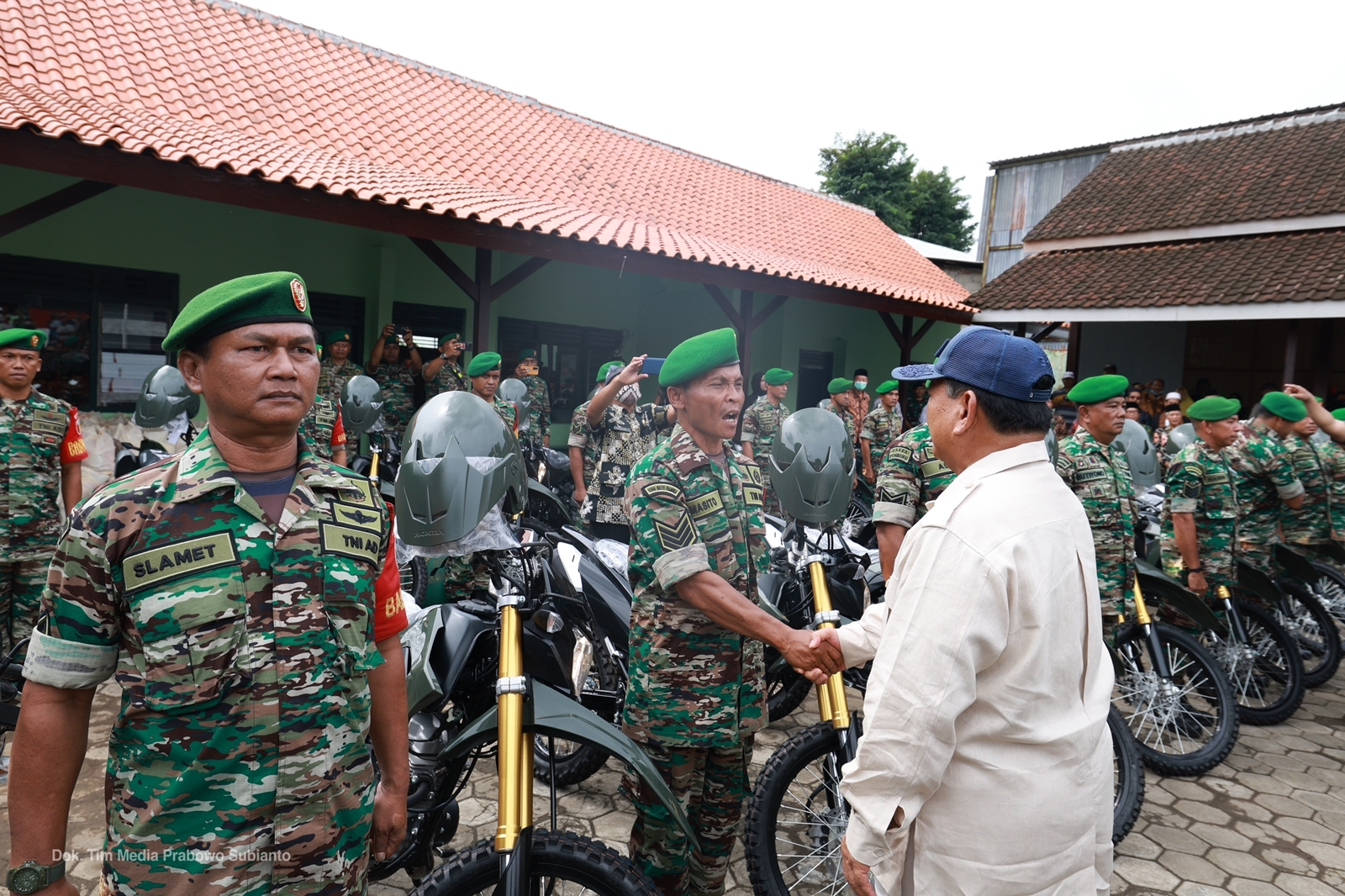 Menhan Pak Bowo memberika motor dan alat bantuan komunikasi kepada koramil 0825/12 Rogojambi, Banyuwangi, Jawa Timur (Ashar Foto:Tim Prabowo/SinPo.id)