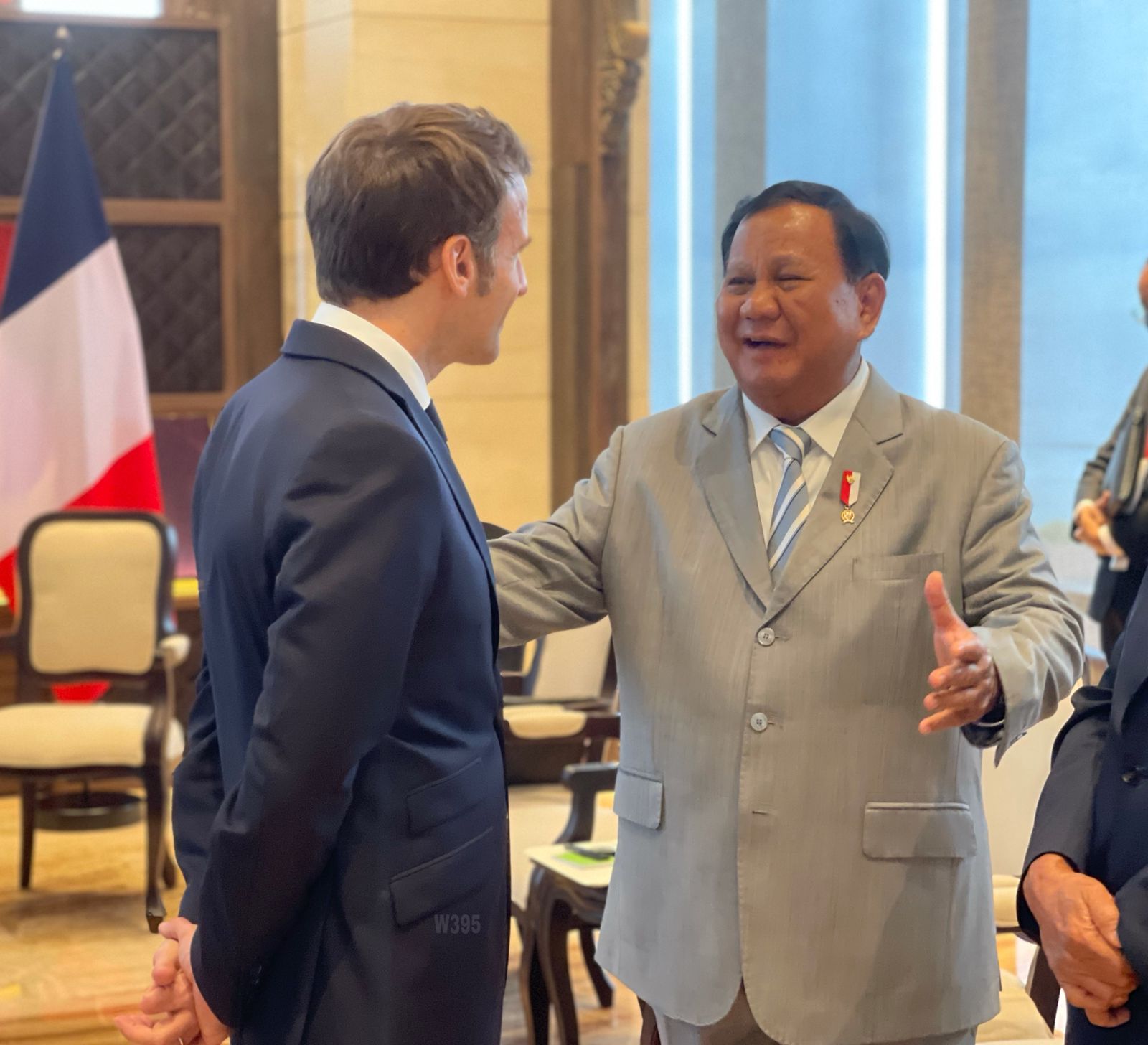 Menhan Pak Bowo dan Presiden Prancis Macron bertemu di G20 Bali bahas kerja sama pertahanan antara Indonesia dan Prancis (Ashar/SinPo.id)