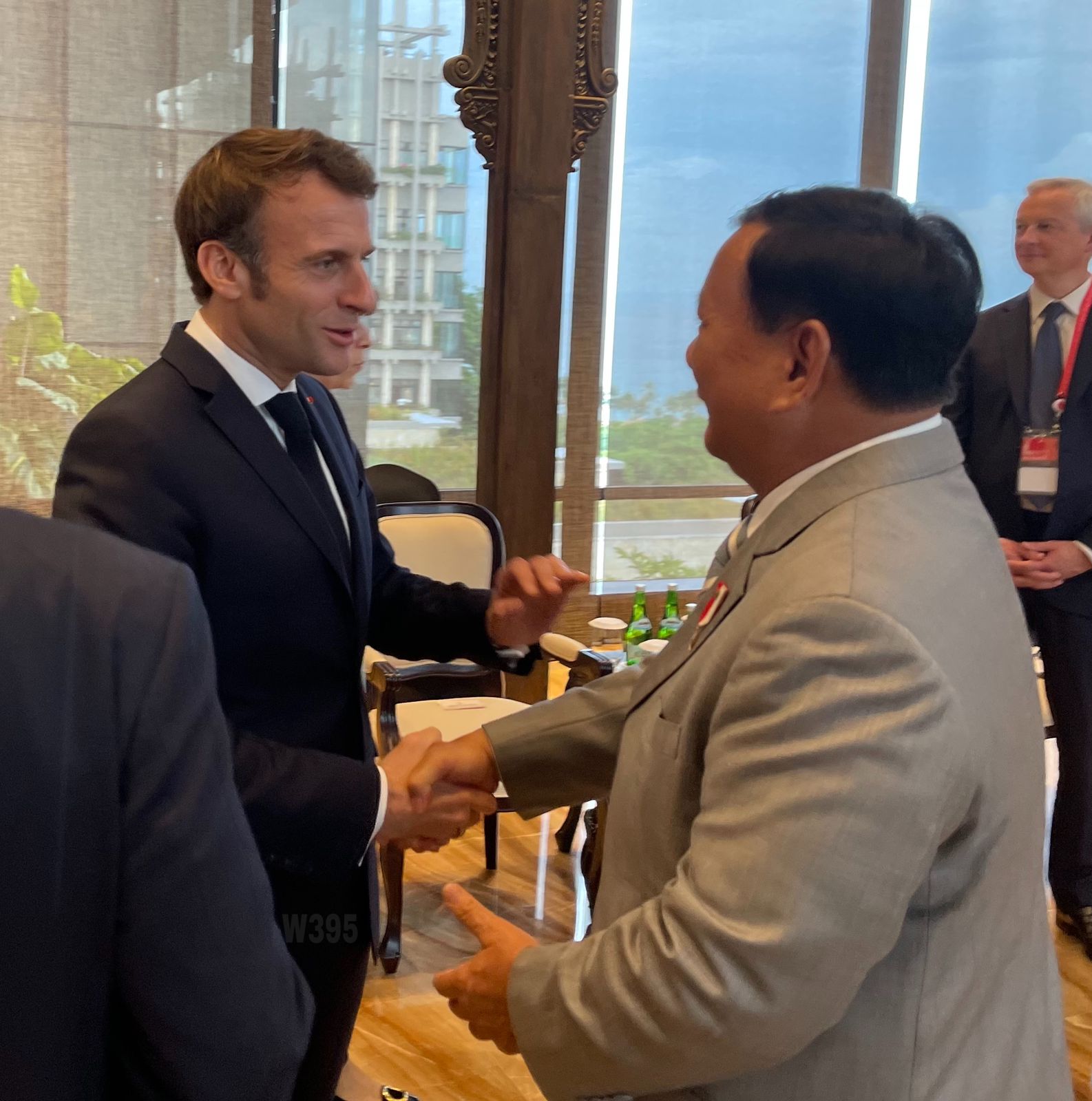 Menhan Pak Bowo dan Presiden Prancis Macron bertemu di G20 Bali bahas kerja sama pertahanan antara Indonesia dan Prancis (Ashar/SinPo.id)
