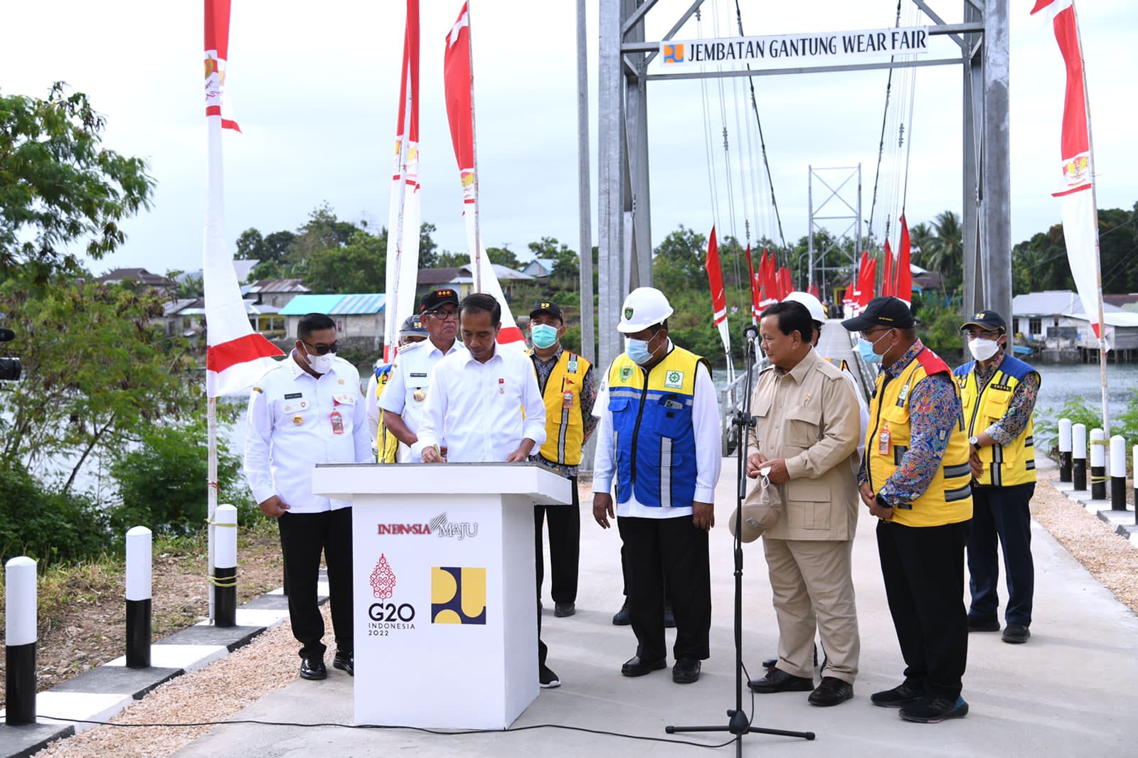 Menhan Pak Prabowo dan Presiden Jokowi resmikan Jembatan serta bagikan BLT bagi warga Tual (Foto: Dok BPMI Setpress/Ashar/SinPo.id)