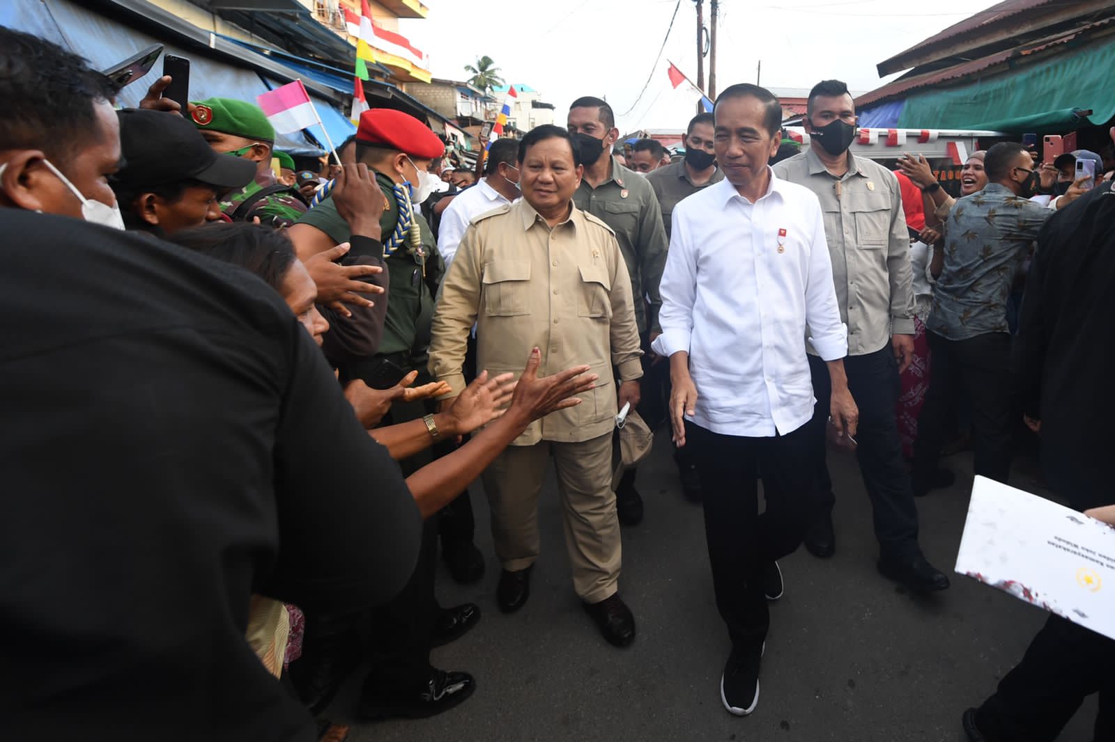 Menhan Pak Prabowo dan Presiden Jokowi resmikan Jembatan serta bagikan BLT bagi warga Tual (Foto: Dok BPMI Setpress/Ashar/SinPo.id)