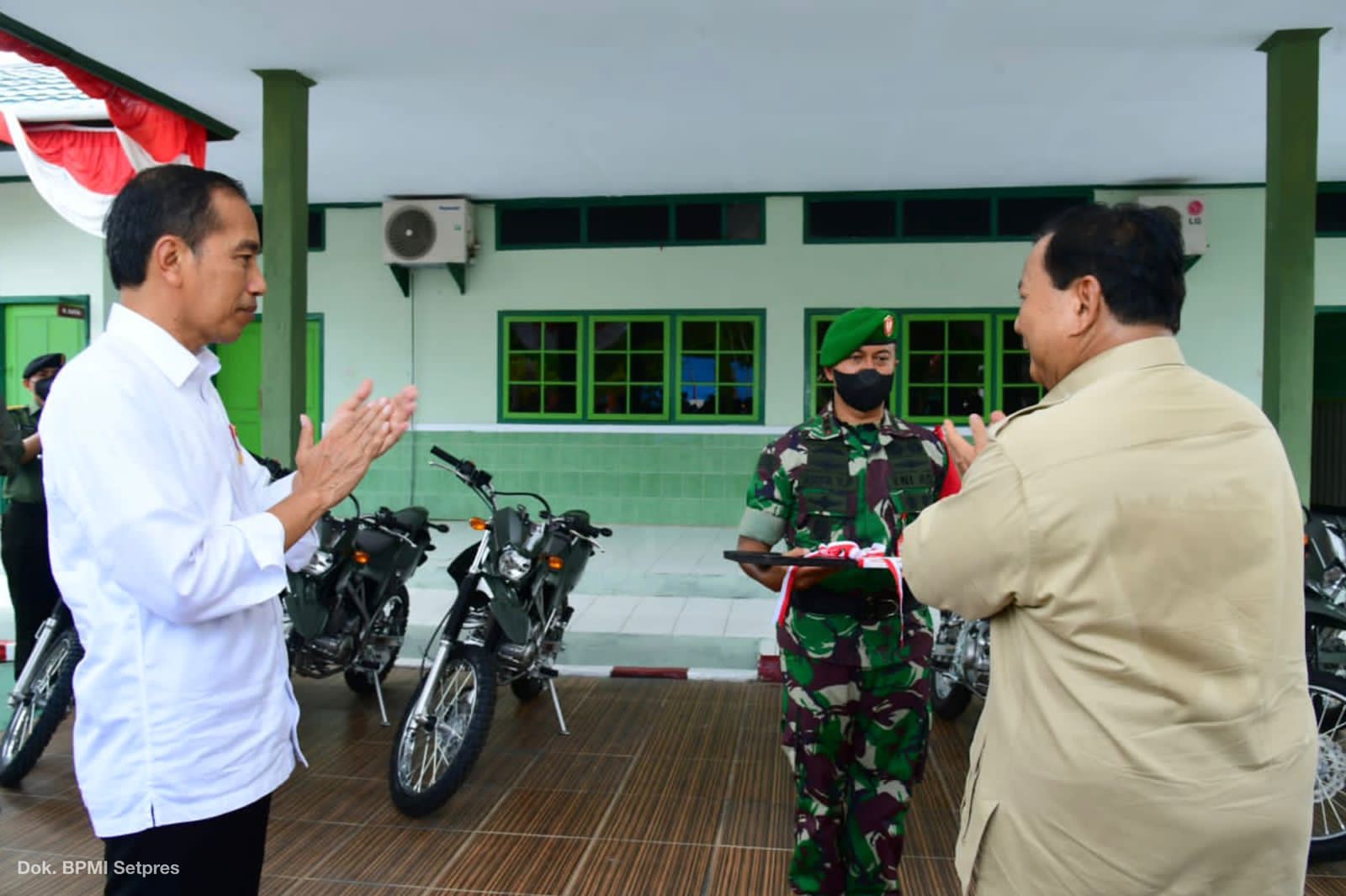 Menhan Pak Prabowo dan Presiden Jokowi serahkan sepeda motor ke Kodim 1503/ Tual Maluku Tenggara (Foto:Dok.BPMI Setpress/SinPo.id)