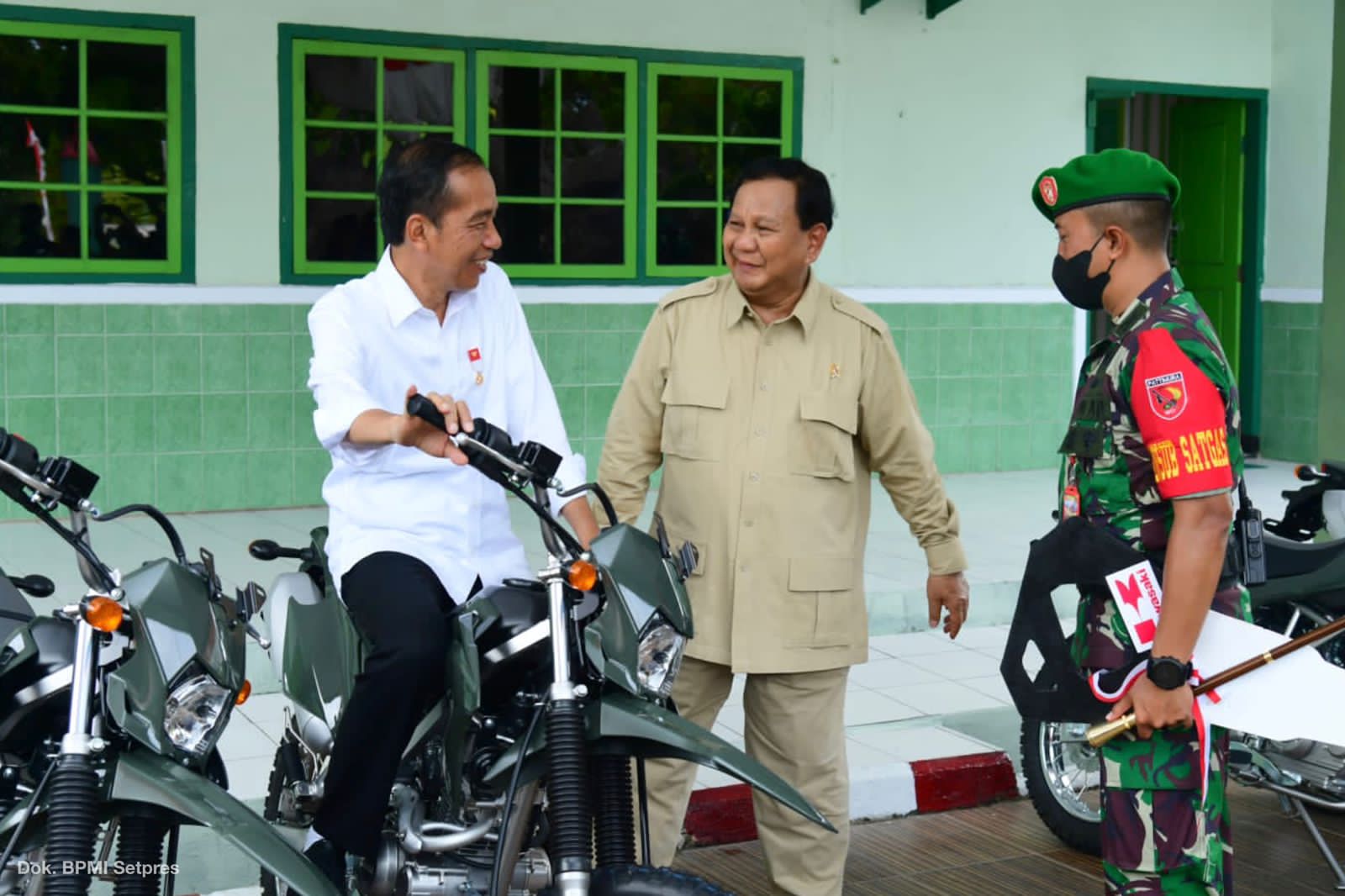 Menhan Pak Prabowo dan Presiden Jokowi serahkan sepeda motor ke Kodim 1503/ Tual Maluku Tenggara (Foto:Dok.BPMI Setpress/SinPo.id)