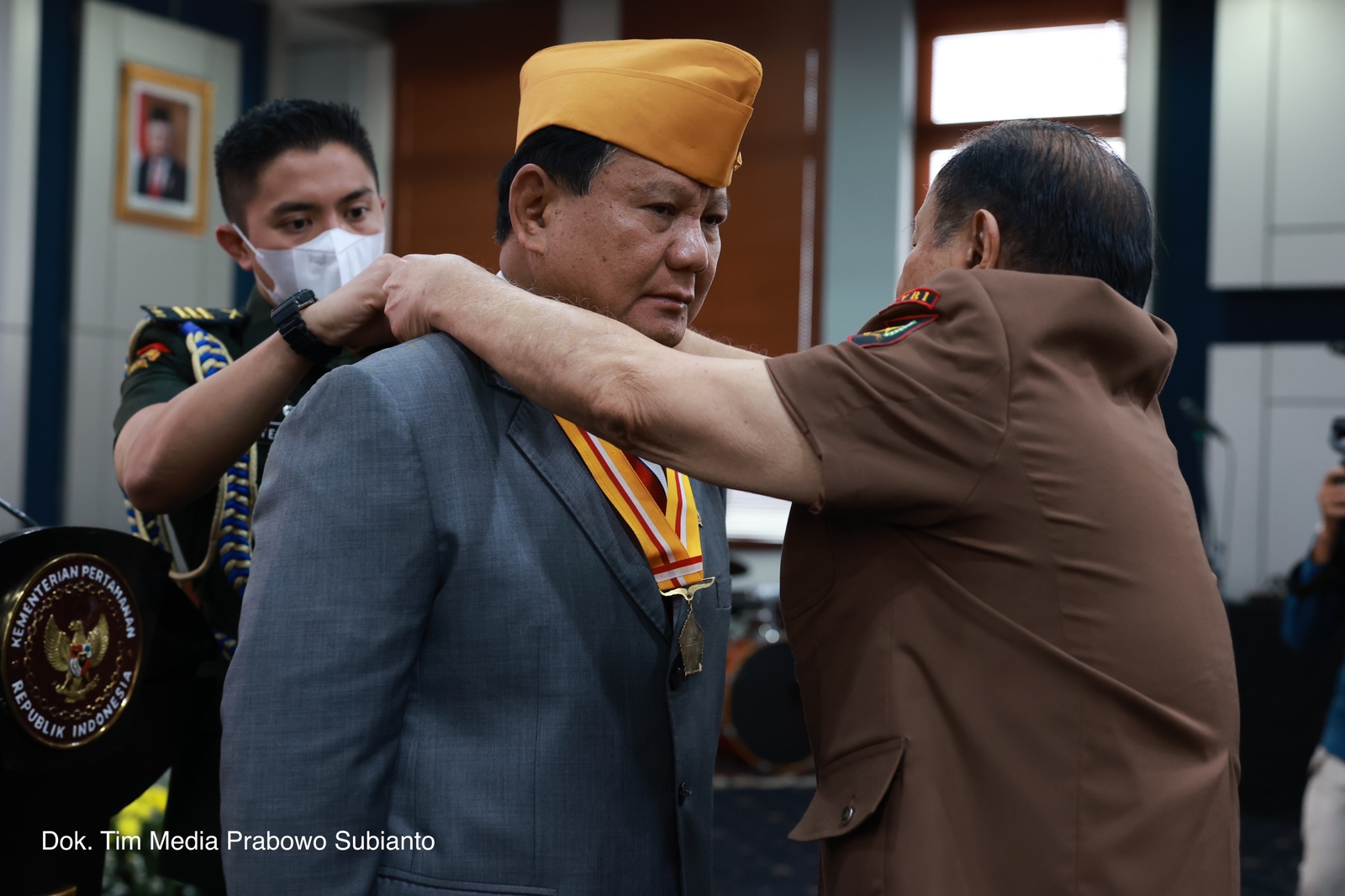 Menhan Pak Bowo Dianugerahi Bintang Legiun Veteran RI pada HUT Ke-66 LVRI (Foto:Tim Prabowo/SinPo.id)