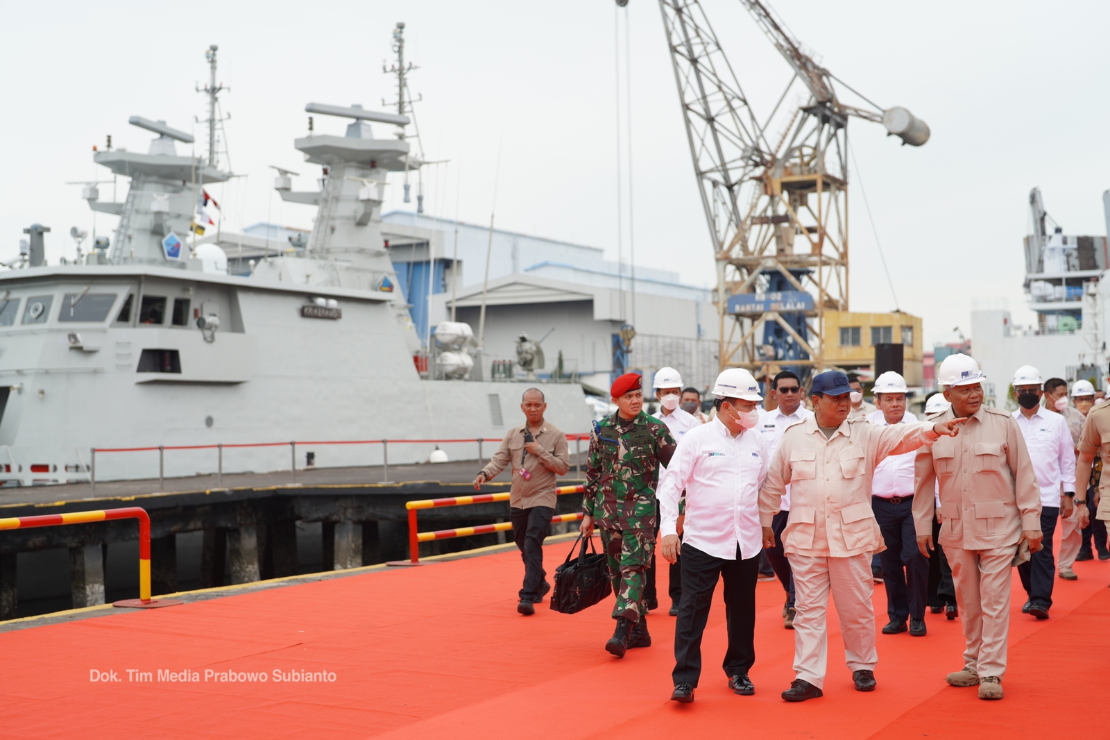 Menhan Pak Bowo Inspeksi Persenjataan dua KCR KRI Halasan dan KRI Serambit di Dermaga Kapal Perang PT PAL (Foto:Tim Prabowo/SinPo.id)