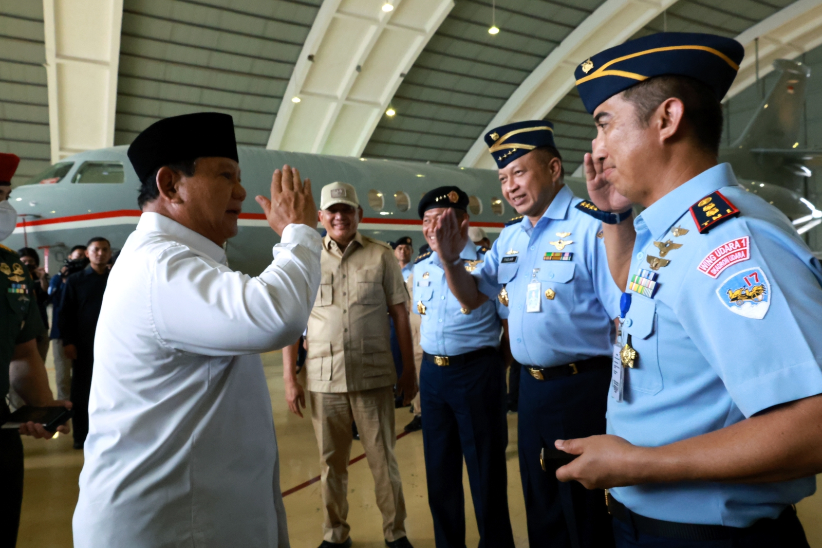 Menhan Pak Bowo menyerahkan dua unit pesawat Falcon 8X dan 7X kepada Skuadron Udara 17 Lanud Halim Perdanakusuma (Foto:Tim Pak Prabowo/SinPo.id)