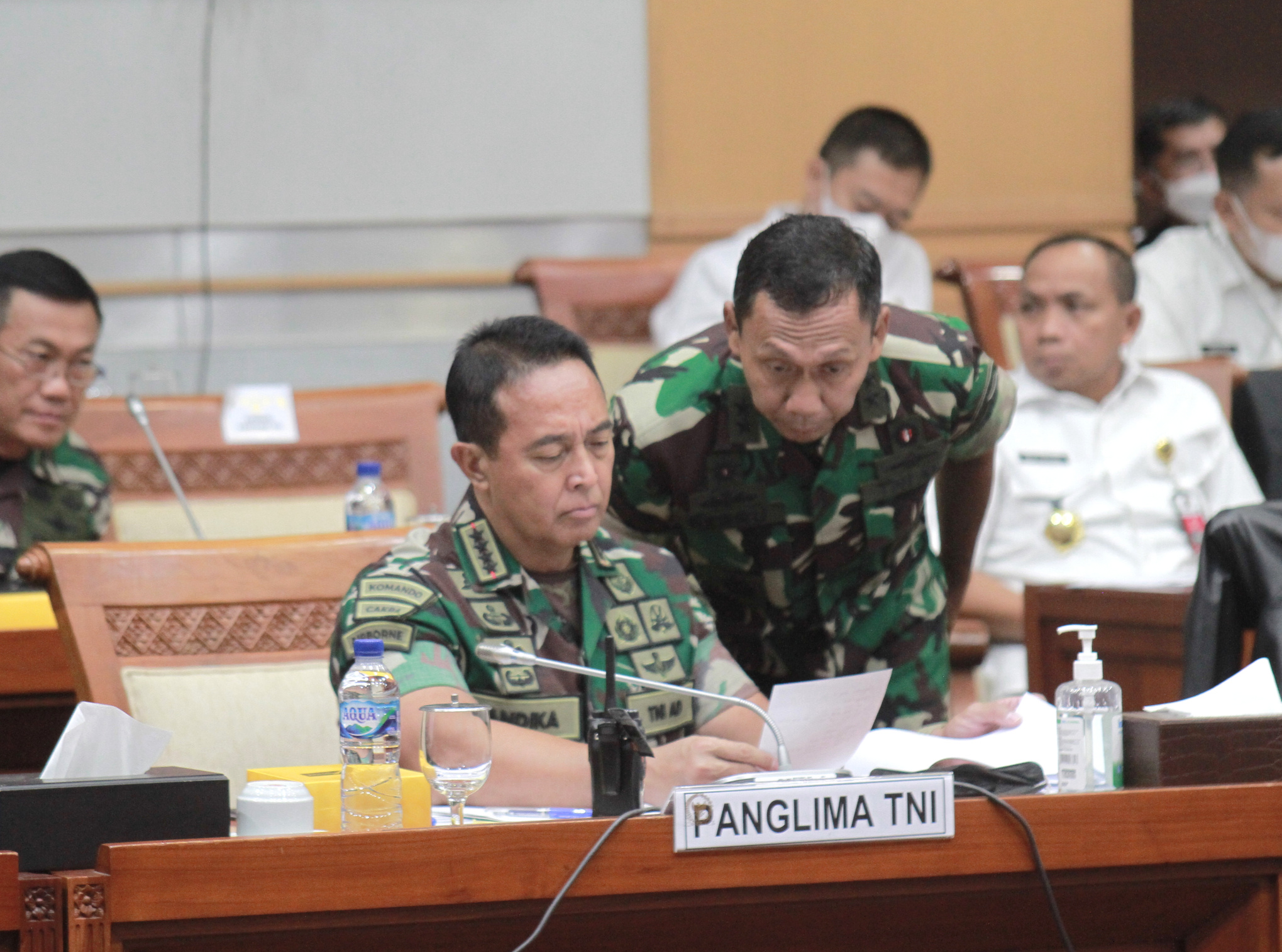 Wamenhan beserta Panglima TNI, KASAD, KASAL, KASAU raker bersama Komisi I DPR bahas Anggaran 2023 (Ashar/SinPo.id)