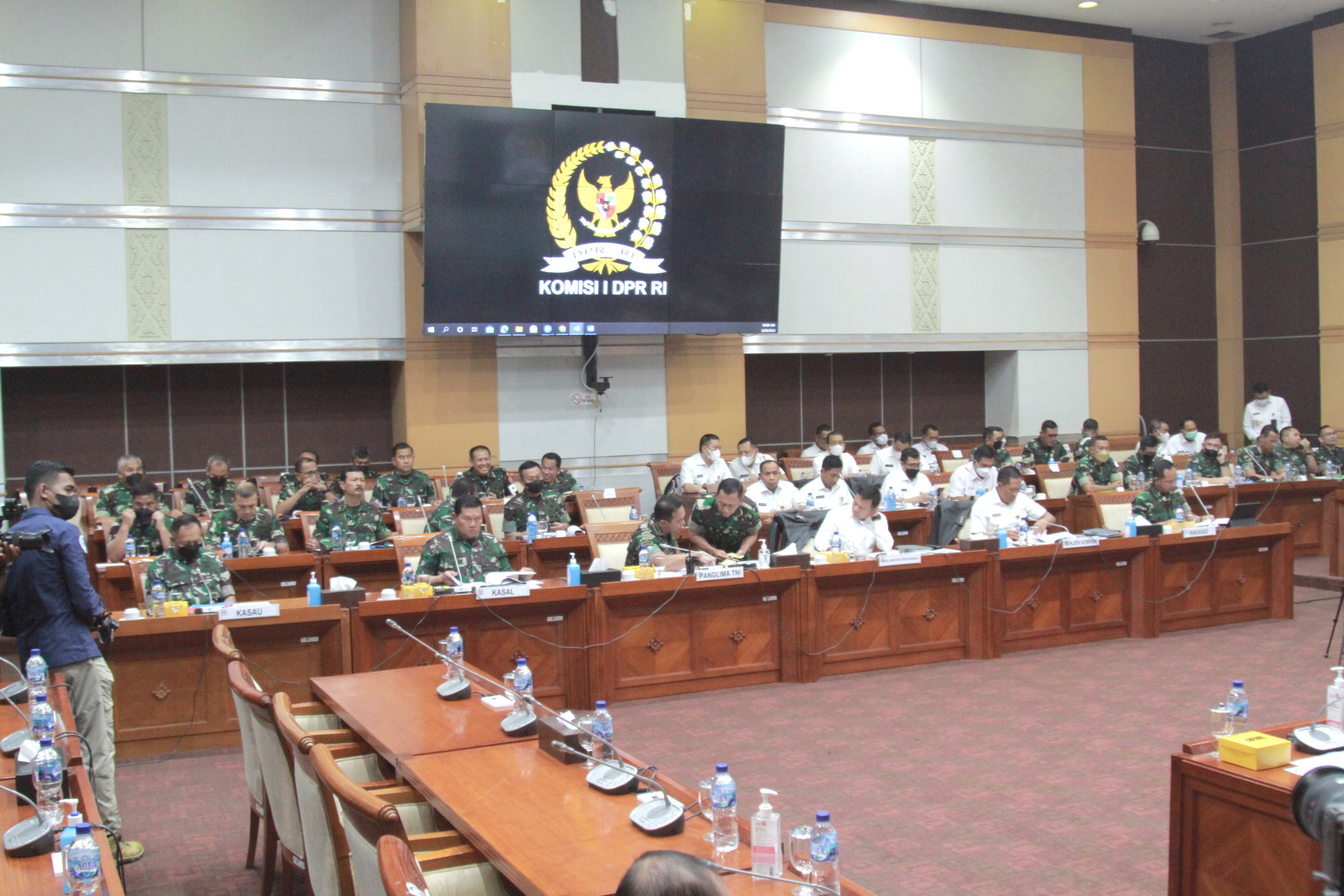 Wamenhan beserta Panglima TNI, KASAD, KASAL, KASAU raker bersama Komisi I DPR bahas Anggaran 2023 (Ashar/SinPo.id)