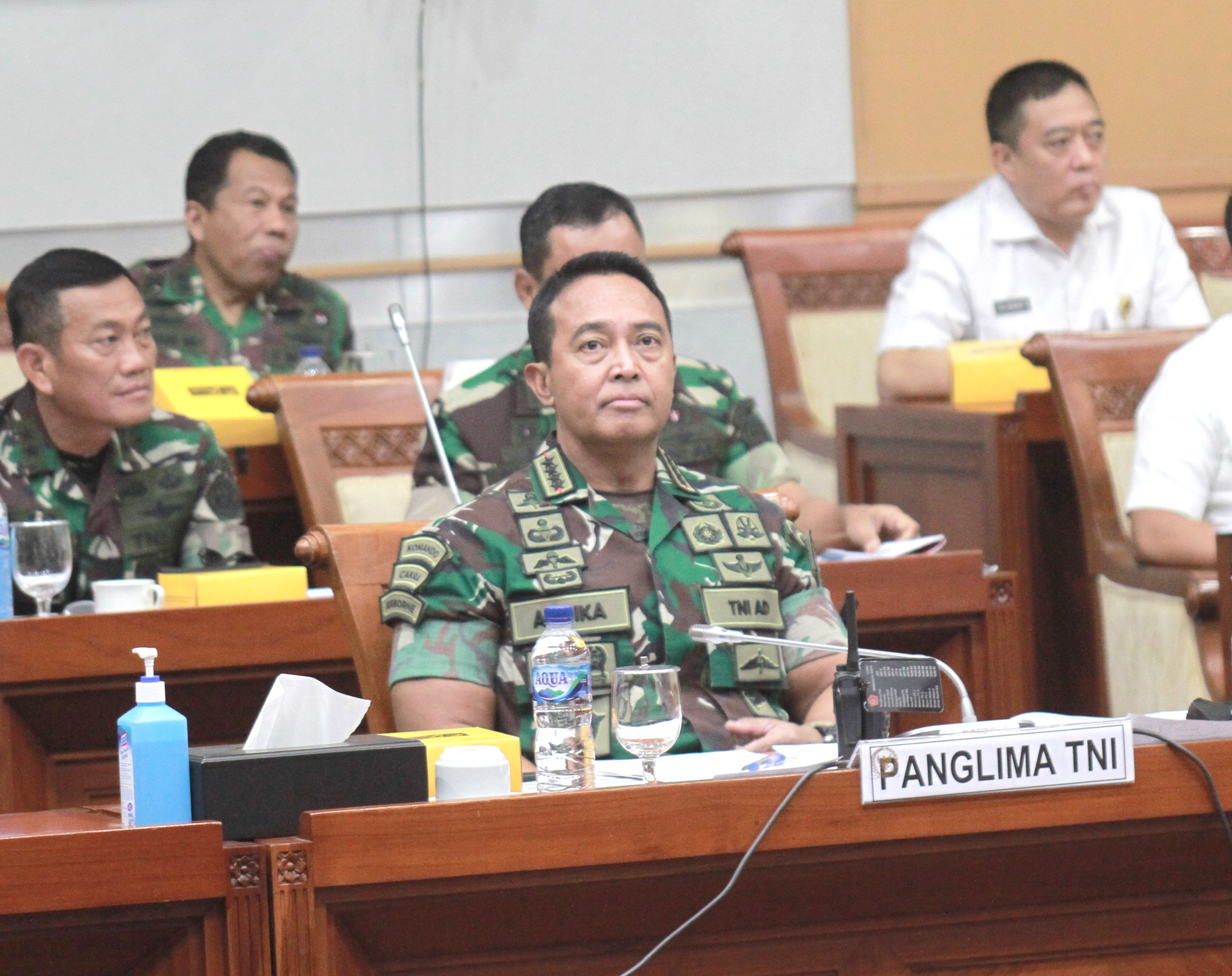 Wamenhan beserta Panglima TNI, KASAD, KASAL, KASAU raker bersama Komisi I DPR bahas Anggaran 2023 (Ashar/SinPo.id)