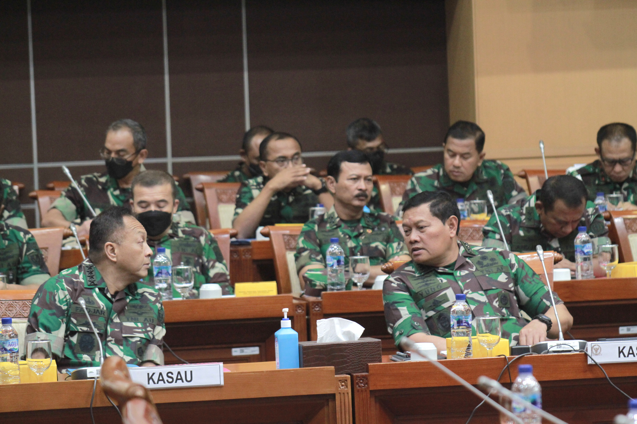 Wamenhan beserta Panglima TNI, KASAD, KASAL, KASAU raker bersama Komisi I DPR bahas Anggaran 2023 (Ashar/SinPo.id)