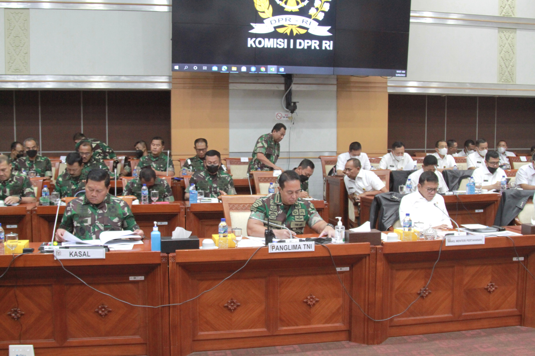 Wamenhan beserta Panglima TNI, KASAD, KASAL, KASAU raker bersama Komisi I DPR bahas Anggaran 2023 (Ashar/SinPo.id)