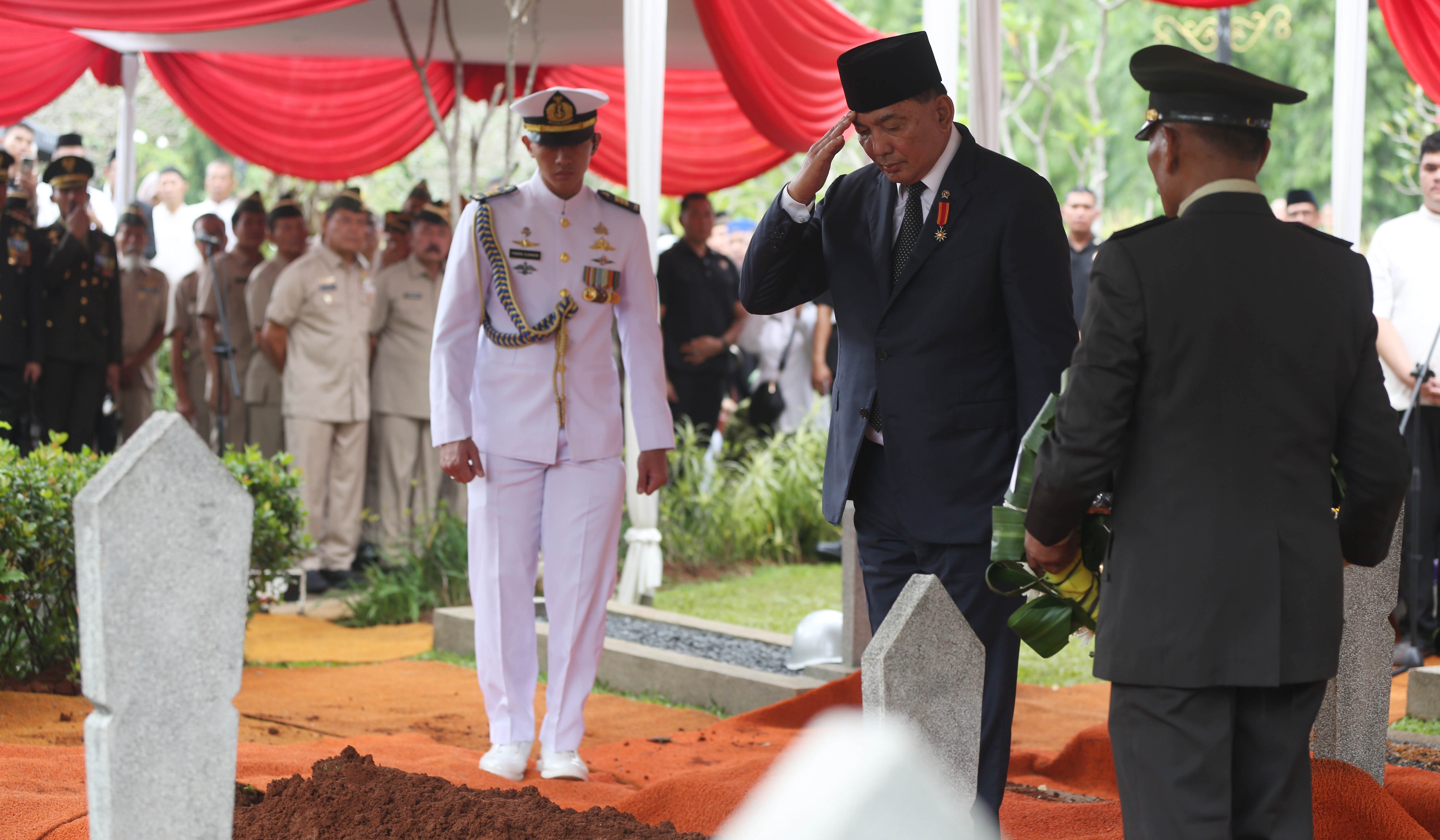 Upacara pemakaman Ryamizard Ryacudu di TMP Kalibata. (Agus Priatna/SinPo.id)