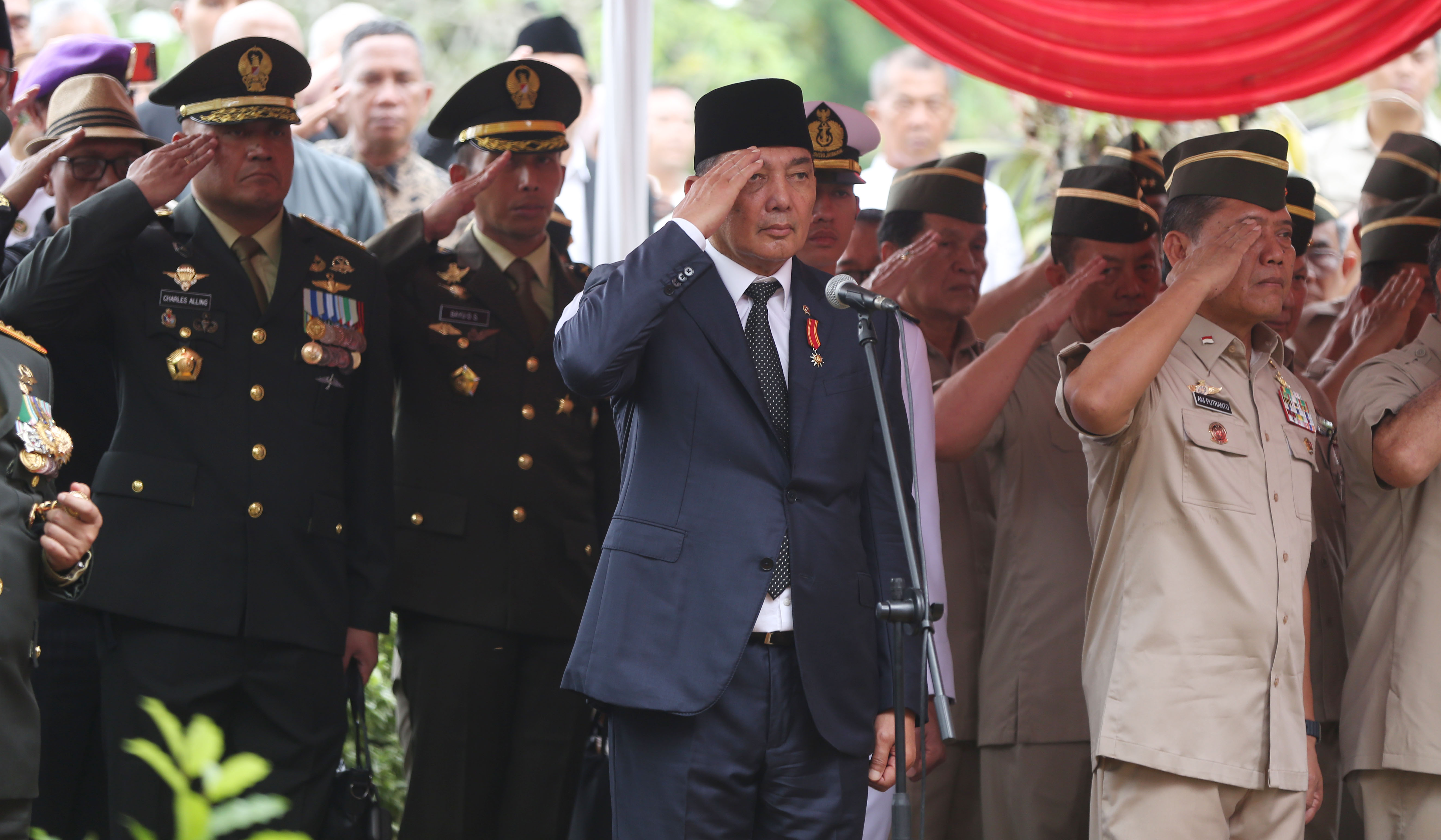 Upacara pemakaman Ryamizard Ryacudu di TMP Kalibata. (Agus Priatna/SinPo.id)