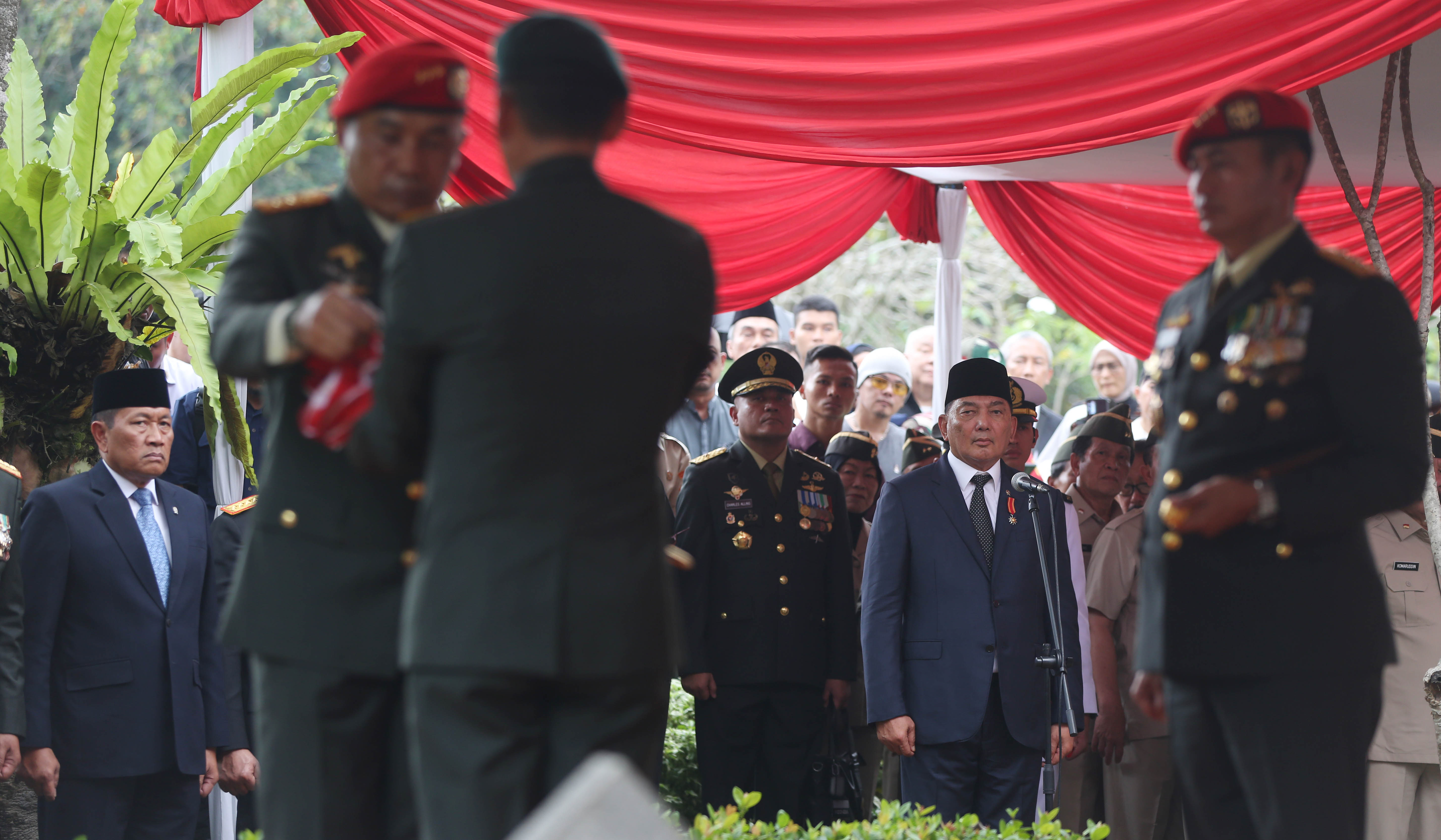 Upacara pemakaman Ryamizard Ryacudu di TMP Kalibata. (Agus Priatna/SinPo.id)