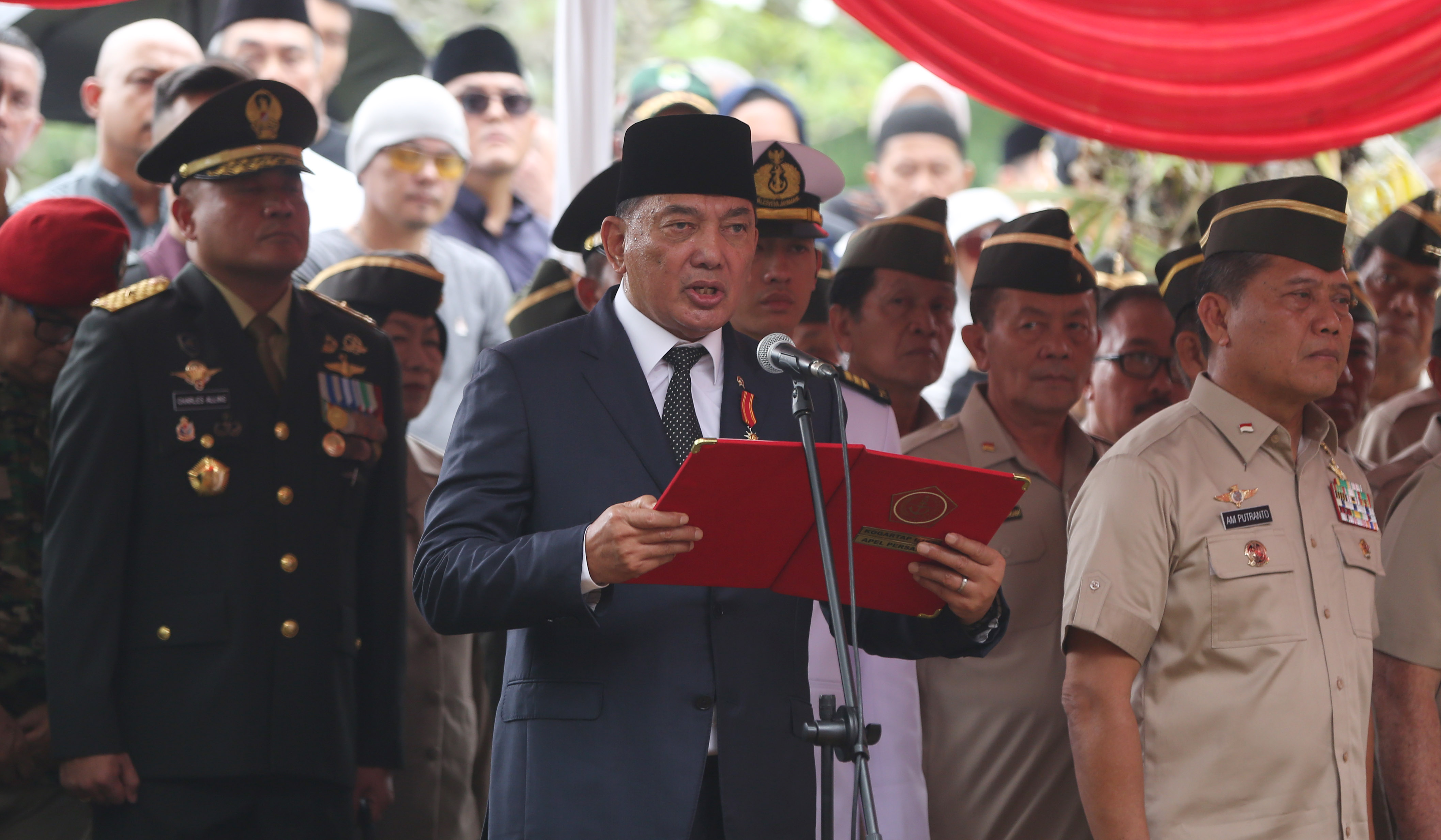 Upacara pemakaman Ryamizard Ryacudu di TMP Kalibata. (Agus Priatna/SinPo.id)
