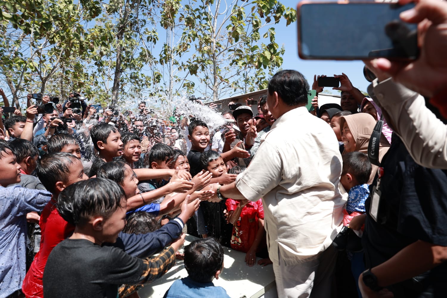 Menhan Prabowo memberikan bantuan sumur bor air kepada warga Gunung Kidul Yogyakarta (Ashar/Foto:Tim Prabowo/SinPo.id)