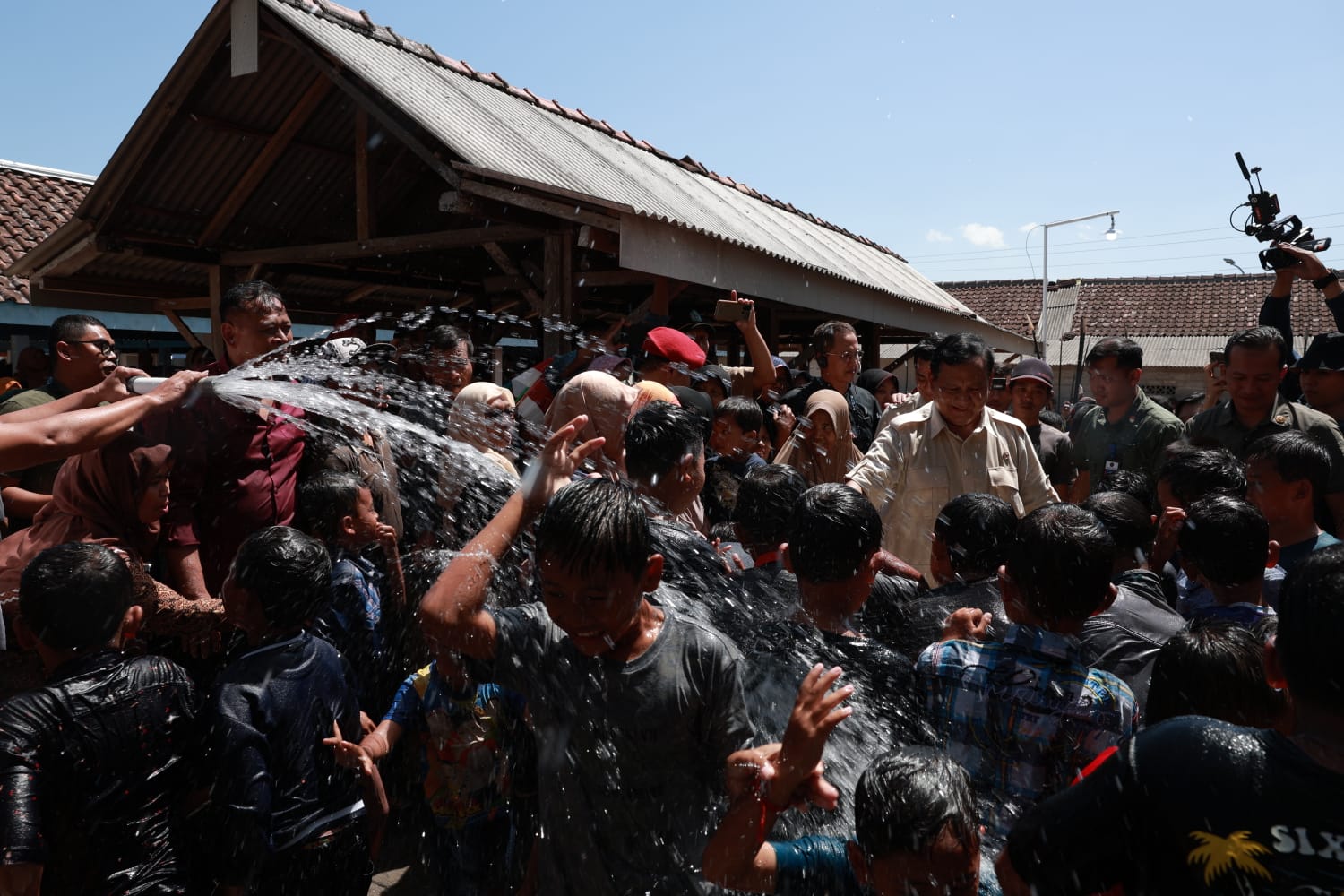 Menhan Prabowo memberikan bantuan sumur bor air kepada warga Gunung Kidul Yogyakarta (Ashar/Foto:Tim Prabowo/SinPo.id)