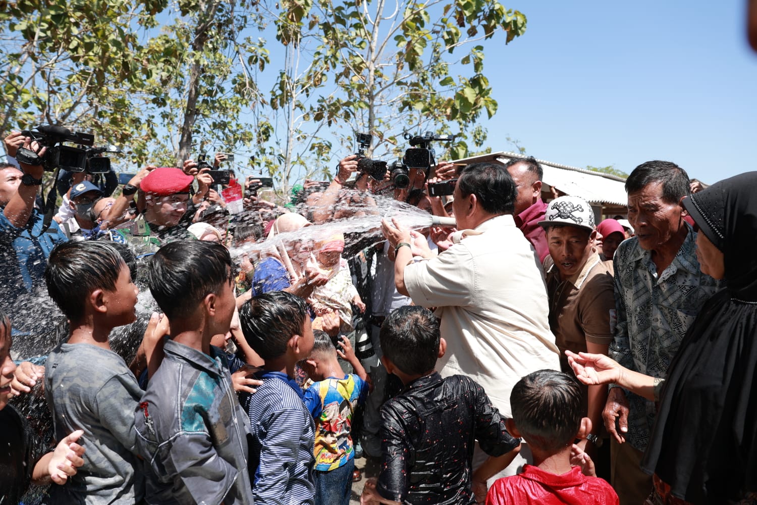 Menhan Prabowo memberikan bantuan sumur bor air kepada warga Gunung Kidul Yogyakarta (Ashar/Foto:Tim Prabowo/SinPo.id)