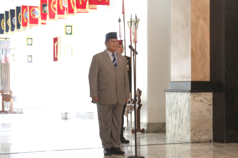 Menhan Prabowo Subianto memberikan gelar Penghargaan Dharma Pertahanan kepada Habib Luthfi bin Yahya (Ashar/SinPo.id)