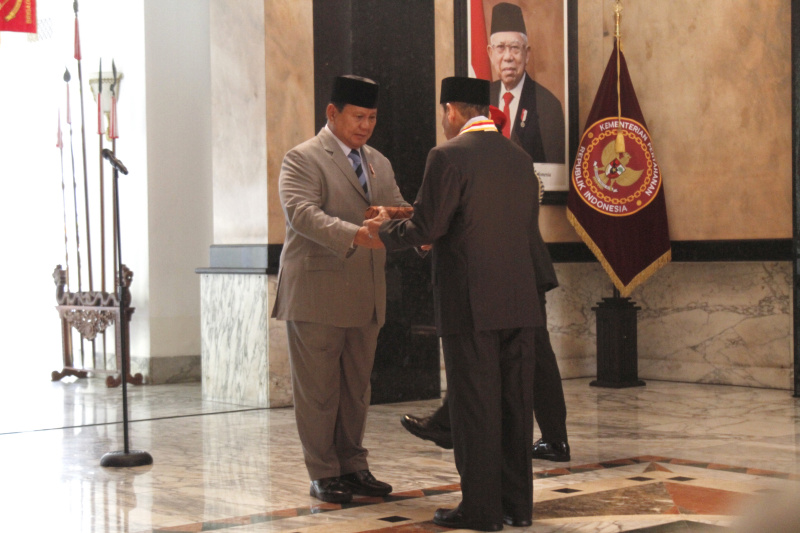 Menhan Prabowo Subianto memberikan gelar Penghargaan Dharma Pertahanan kepada Habib Luthfi bin Yahya (Ashar/SinPo.id)