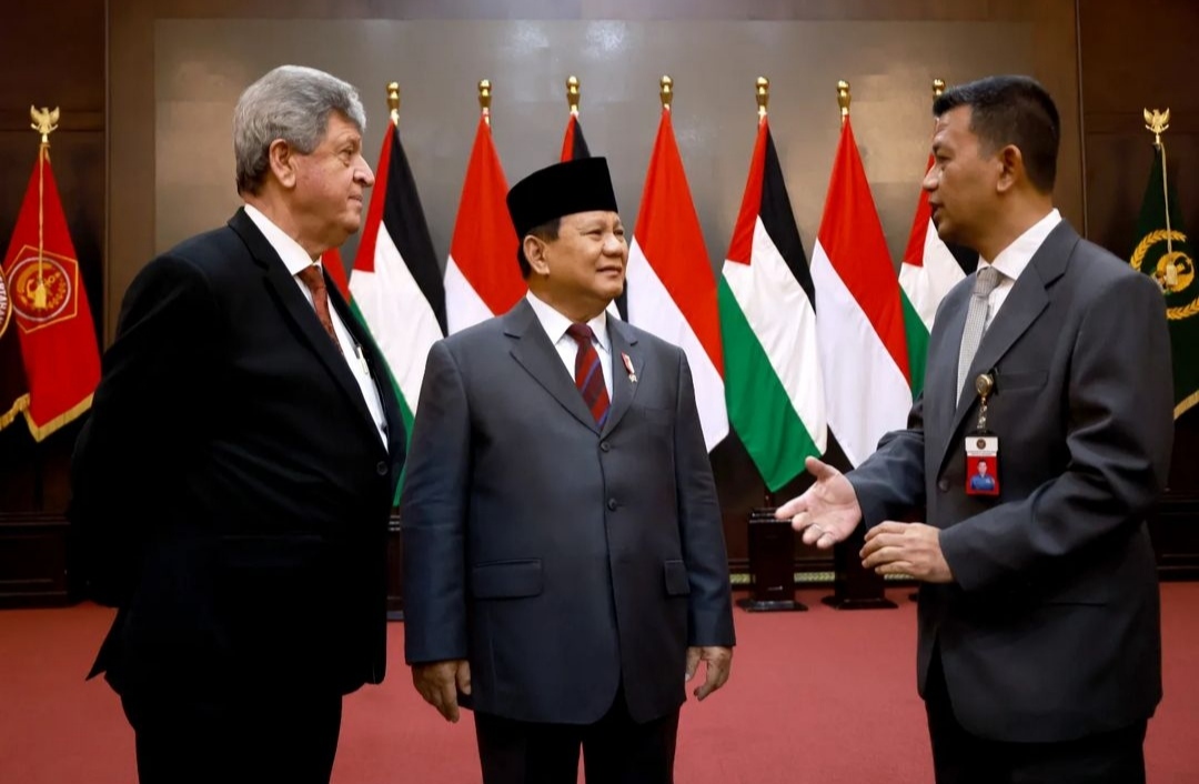 Menhan Prabowo menyaksikan penandatanganan kerja sama pendidikan antara Universitas Pertahanan dengan Duta Besar Palestina H.E Dr. Zuhair Al-Shun (Ashar/Foto:Tim Prabowo/SinPo.id)